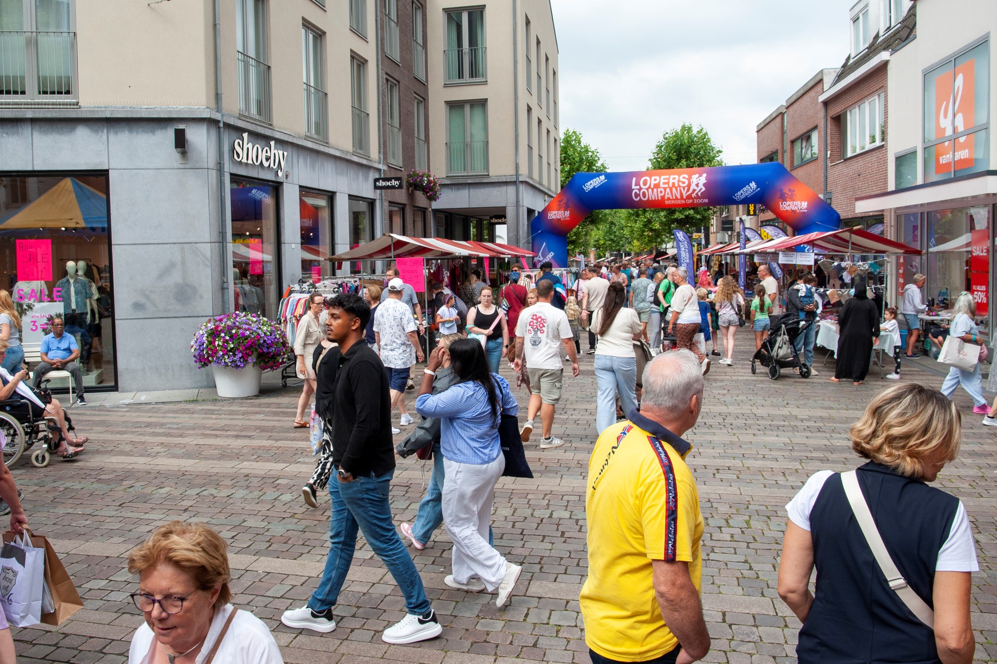 Drukke winkelstraat vol mensen - Bergen op Zoom