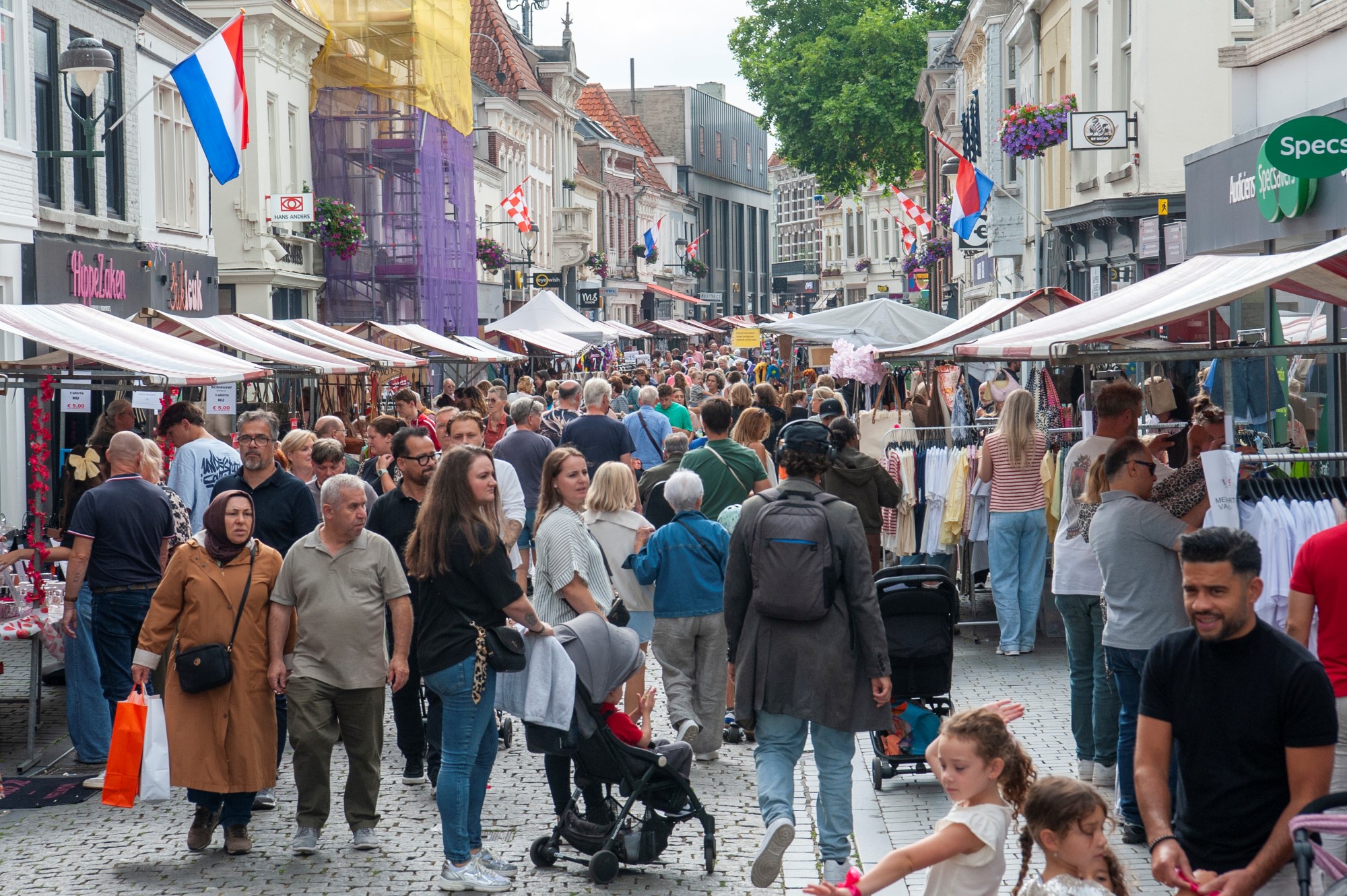 Drukke marktstraat met mensen en kraampjes - Bergen op Zoom