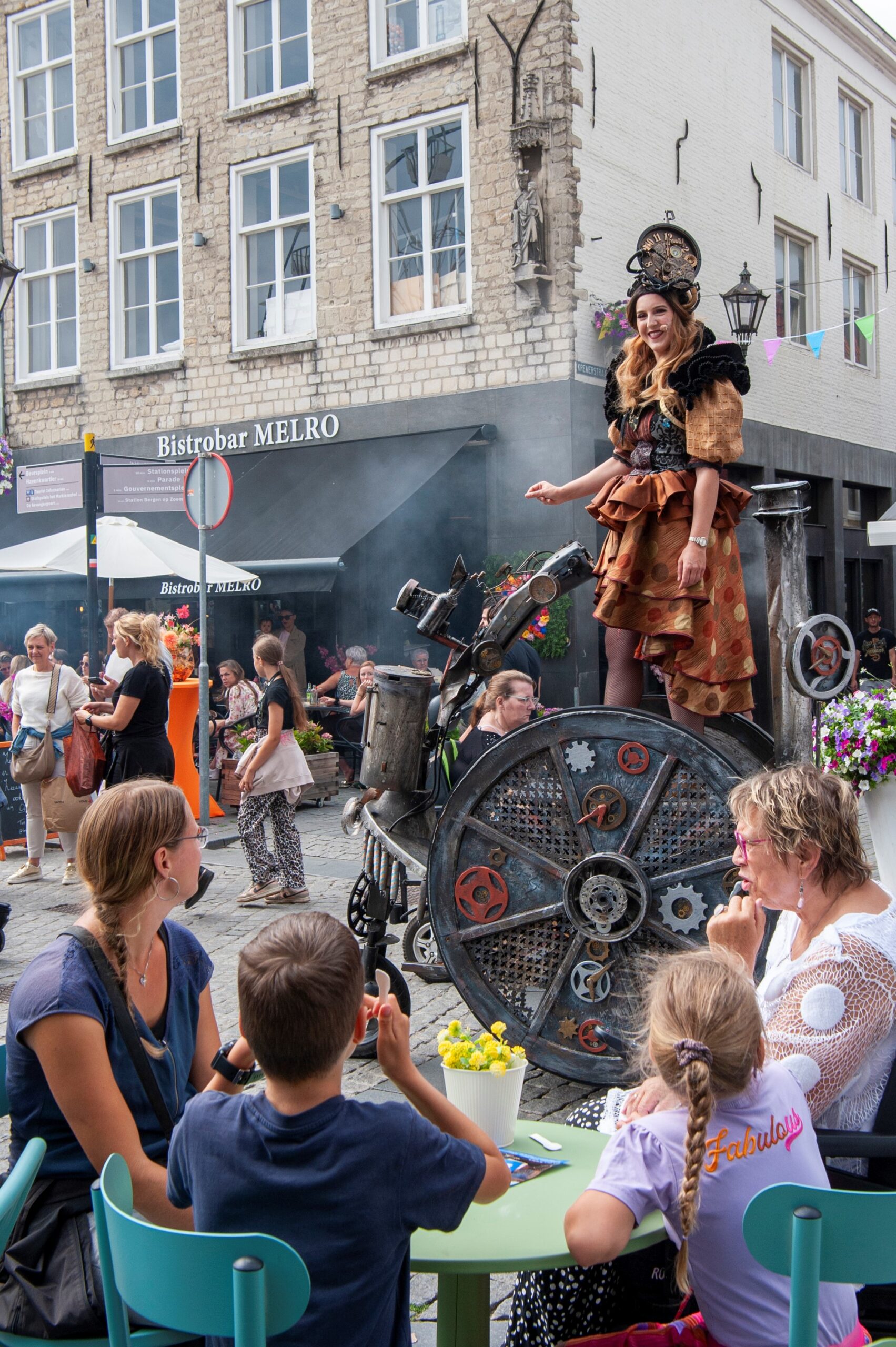 Straatartiesten en publiek op zomerfestival - Bergen op Zoom