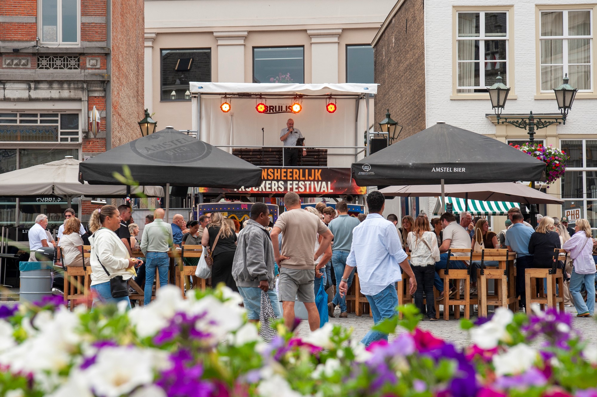Mensen genieten op het gezellige stadsfestival - Bergen op Zoom