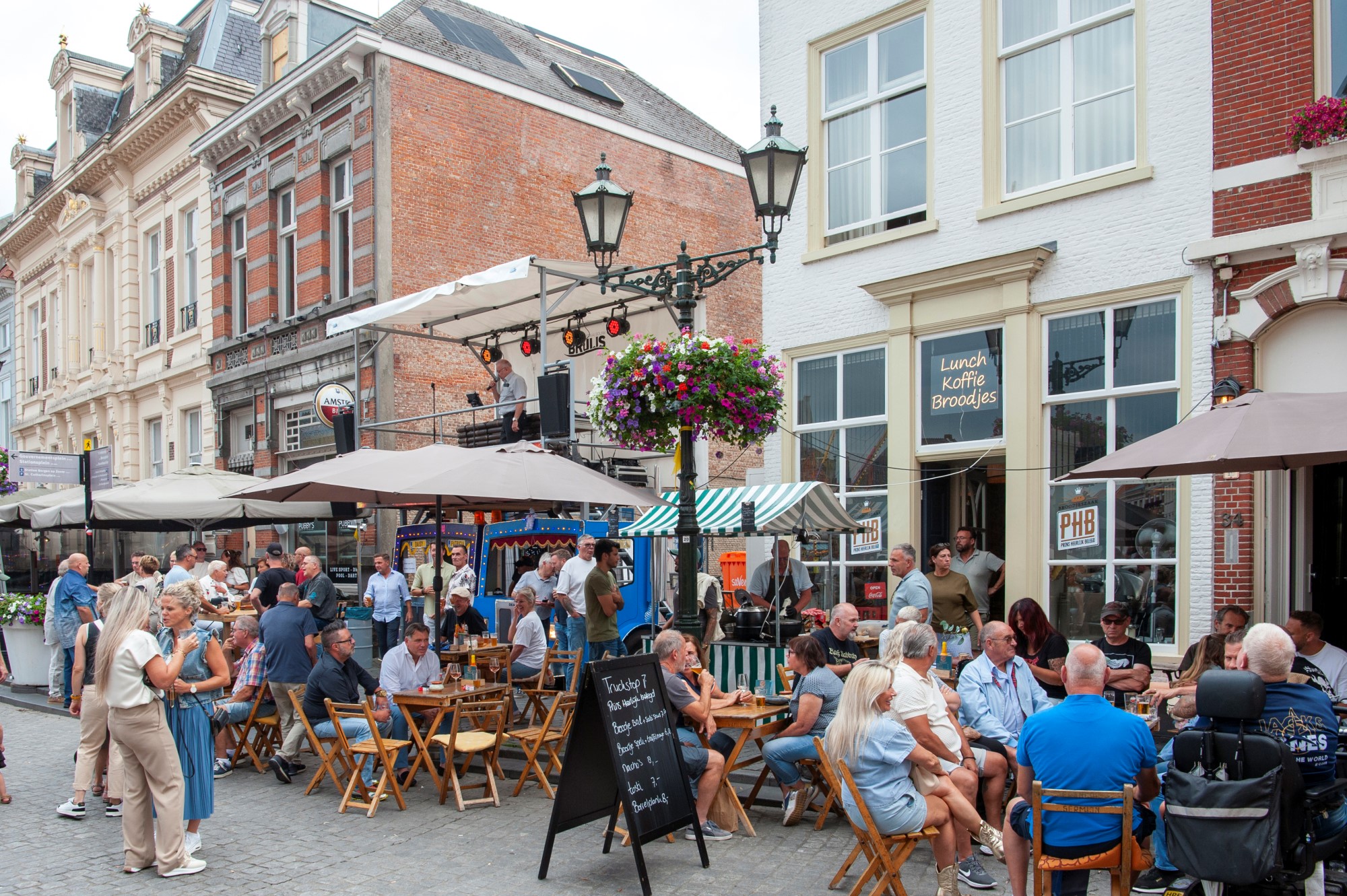 Mensen genieten op een terrasje buiten - Bergen op Zoom