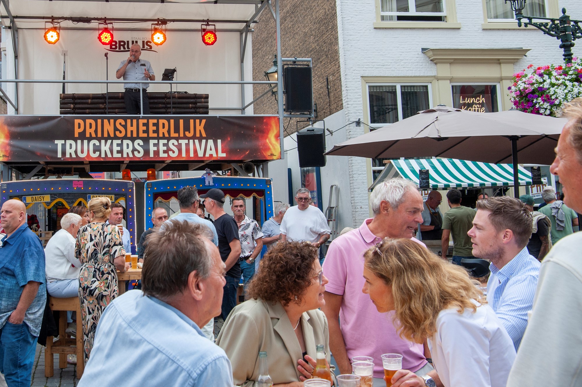 Mensen genieten van Truckers Festival - Bergen op Zoom