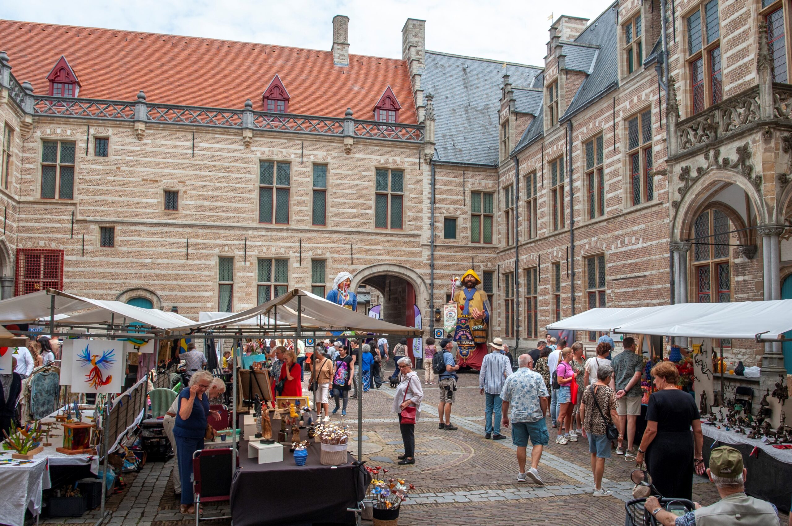Historische markt met bezoekers en kraampjes - Bergen op Zoom