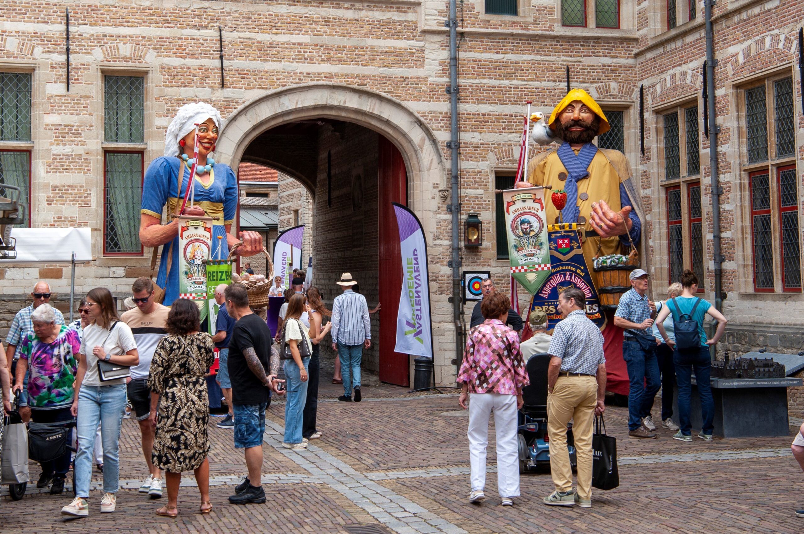 Mensen binnenplaats met reusachtige poppen - Bergen op Zoom