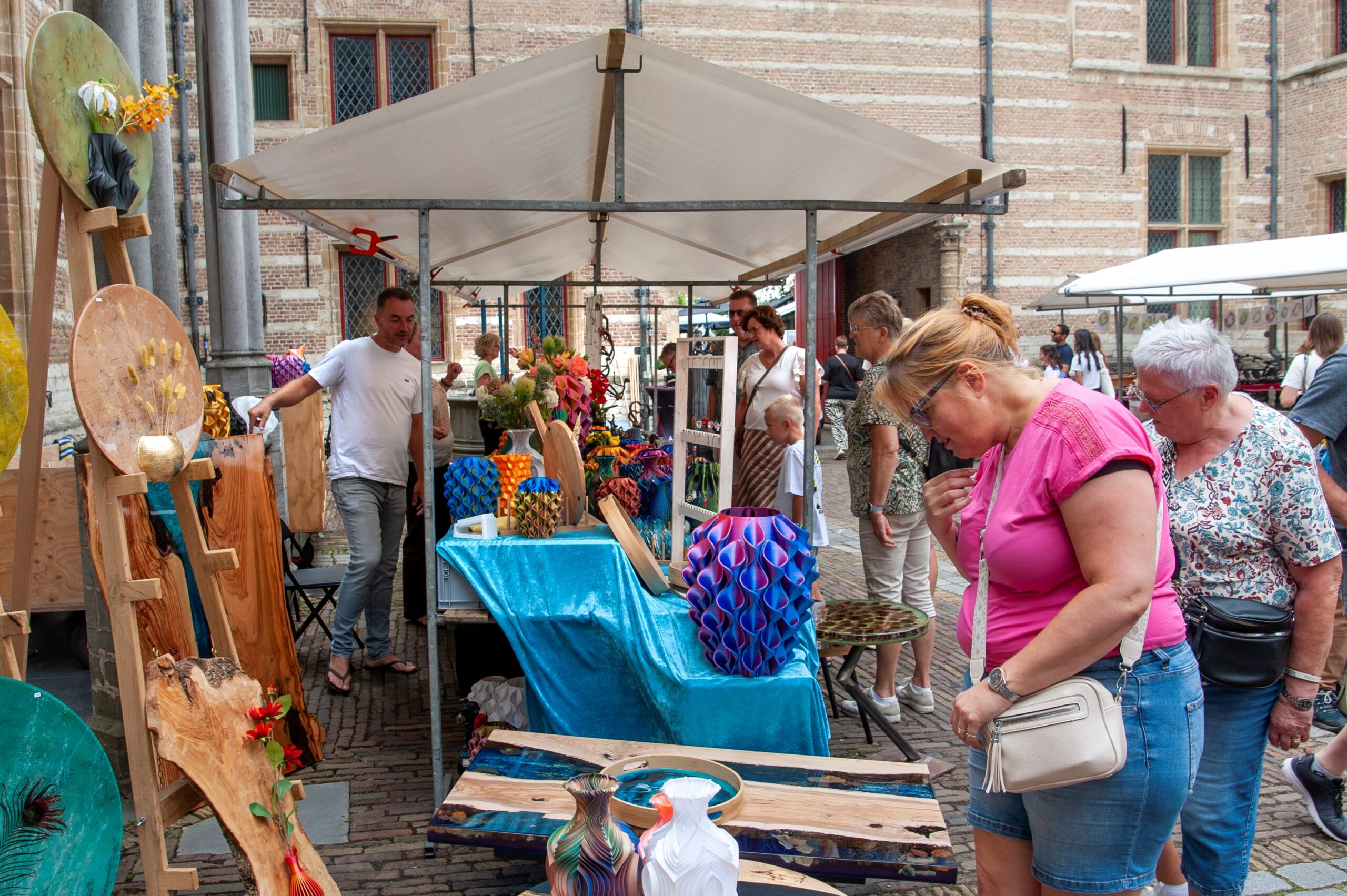 Kunst- en ambachtenmarkt bezoekers in zomer - Bergen op Zoom