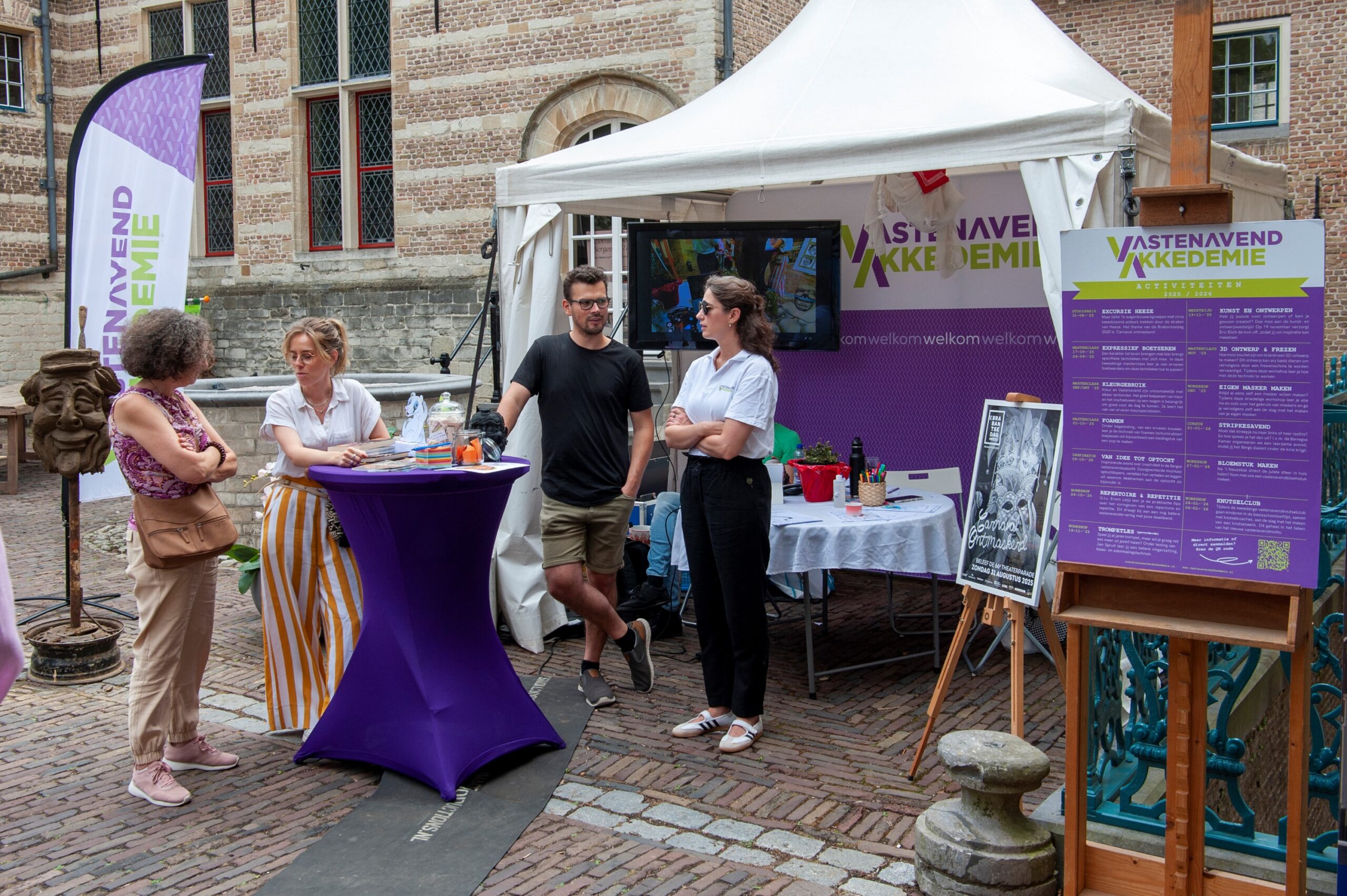 Mensen bij informatiestand van evenement - Bergen op Zoom