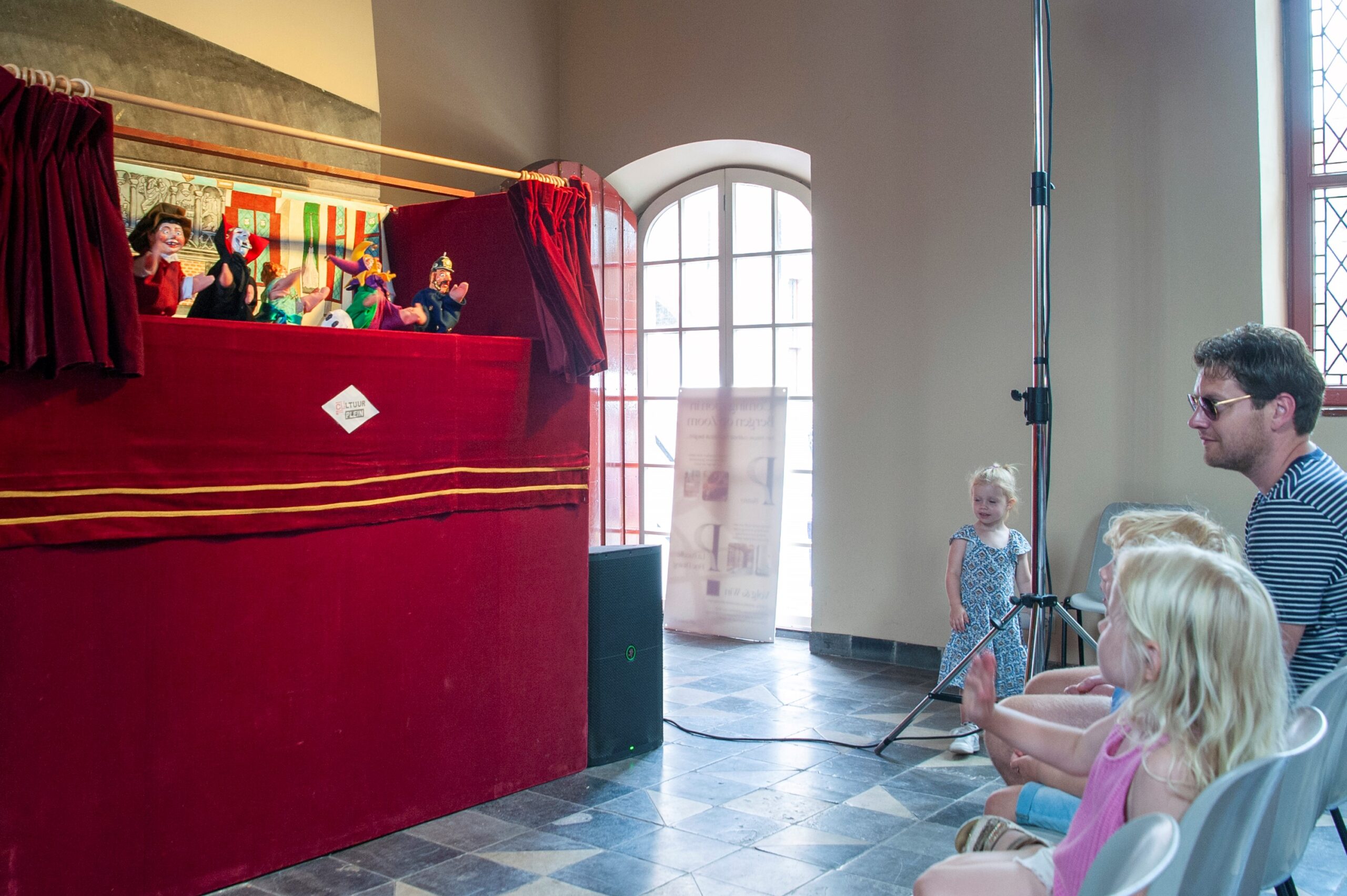 Poppenkast voorstelling met kinderen kijken - Bergen op Zoom