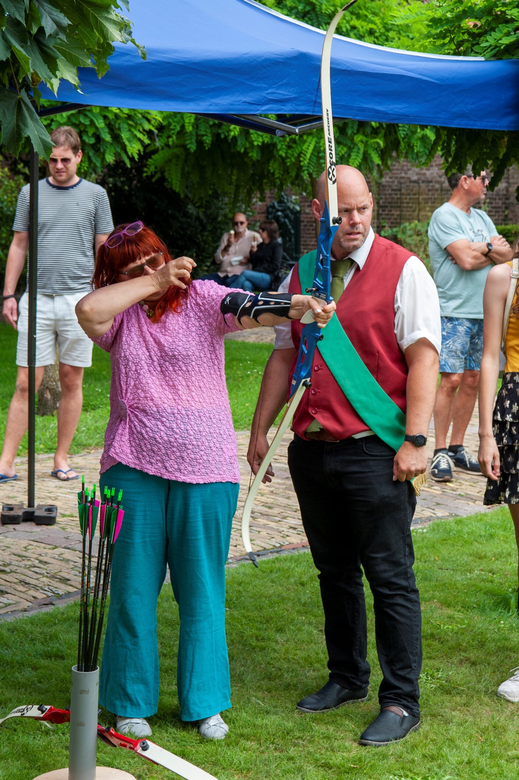 Boogschutter leert schieten onder begeleiding - Bergen op Zoom