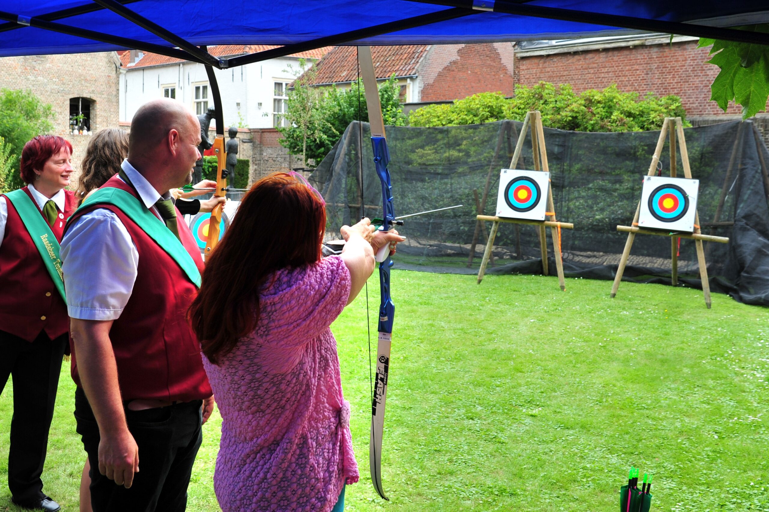 Mensen boogschieten op grasveld  - Bergen op Zoom