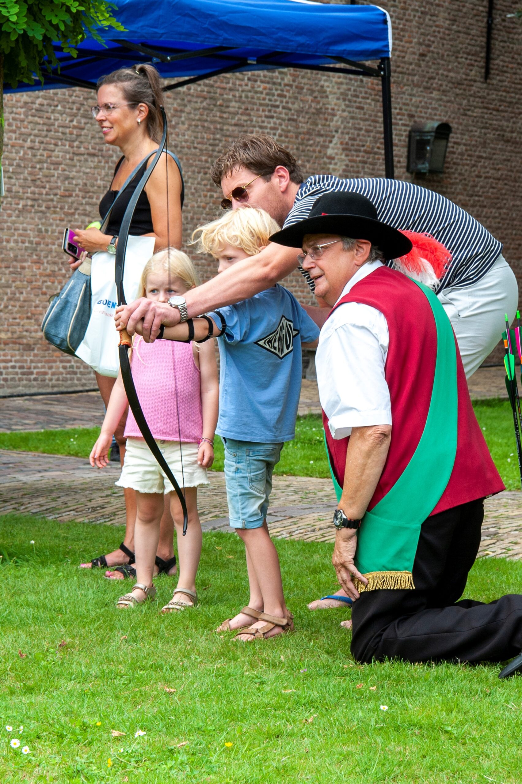 Kinderen leren boogschieten tijdens evenement - Bergen op Zoom