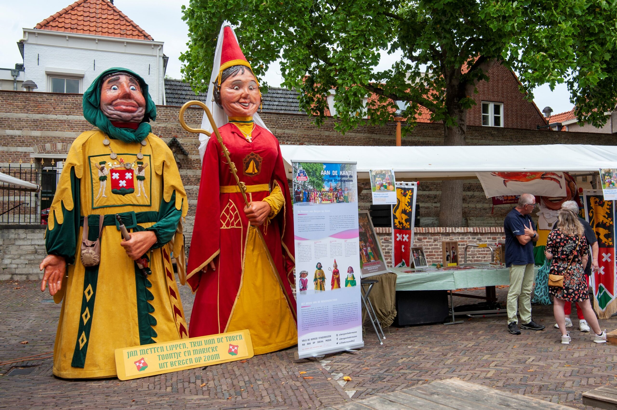 Reuzen op een festivalmarkt - Bergen op Zoom