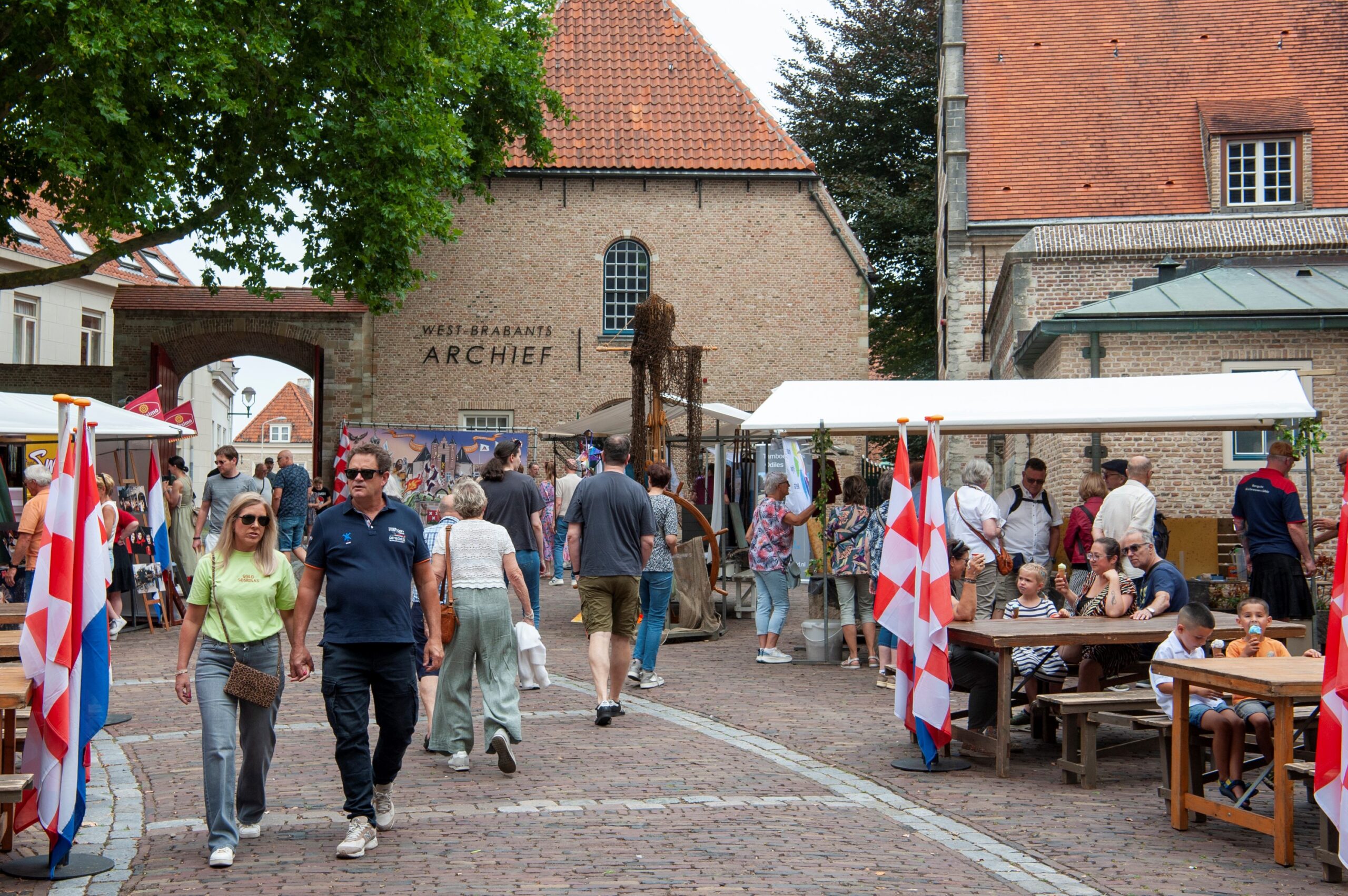 Mensen genieten van levendige markt - Bergen op Zoom