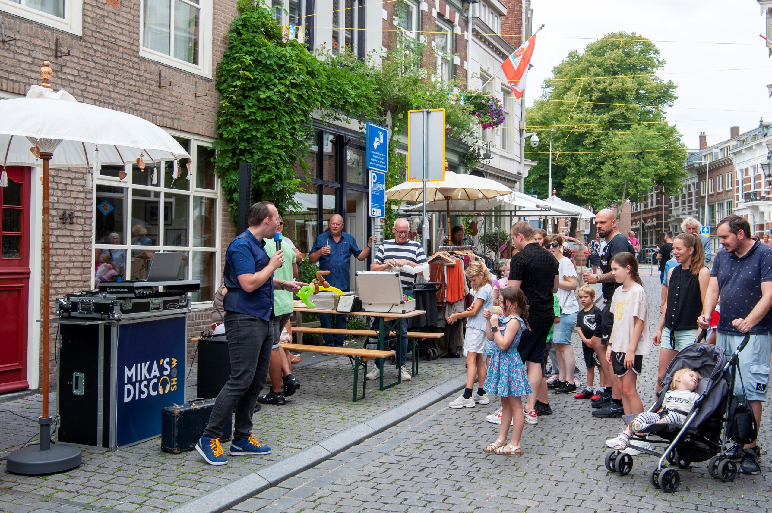 Mensen genieten van straatoptreden en muziek - Bergen op Zoom