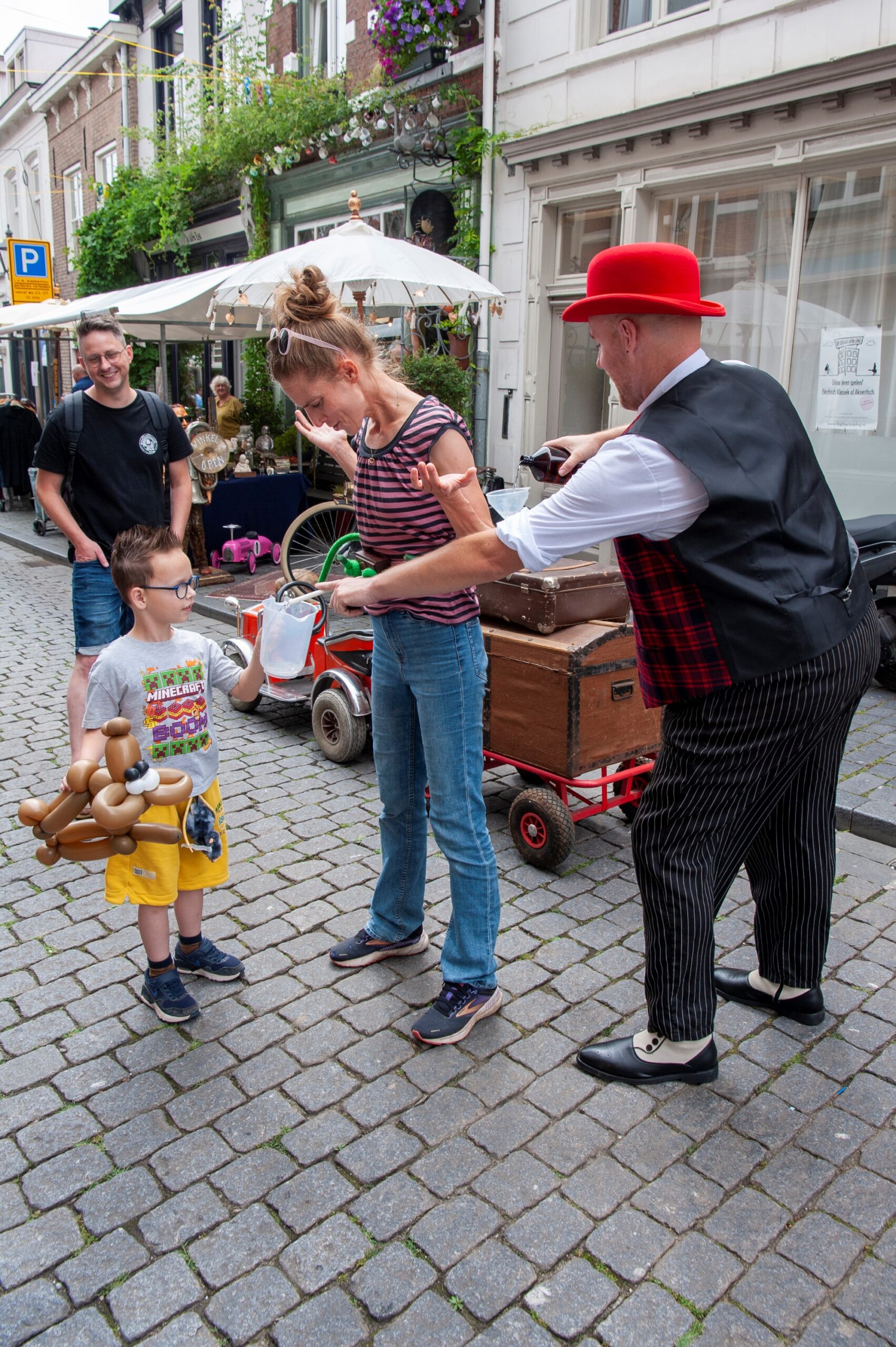 Straatartiest entertaint publiek in centrum - Bergen op Zoom