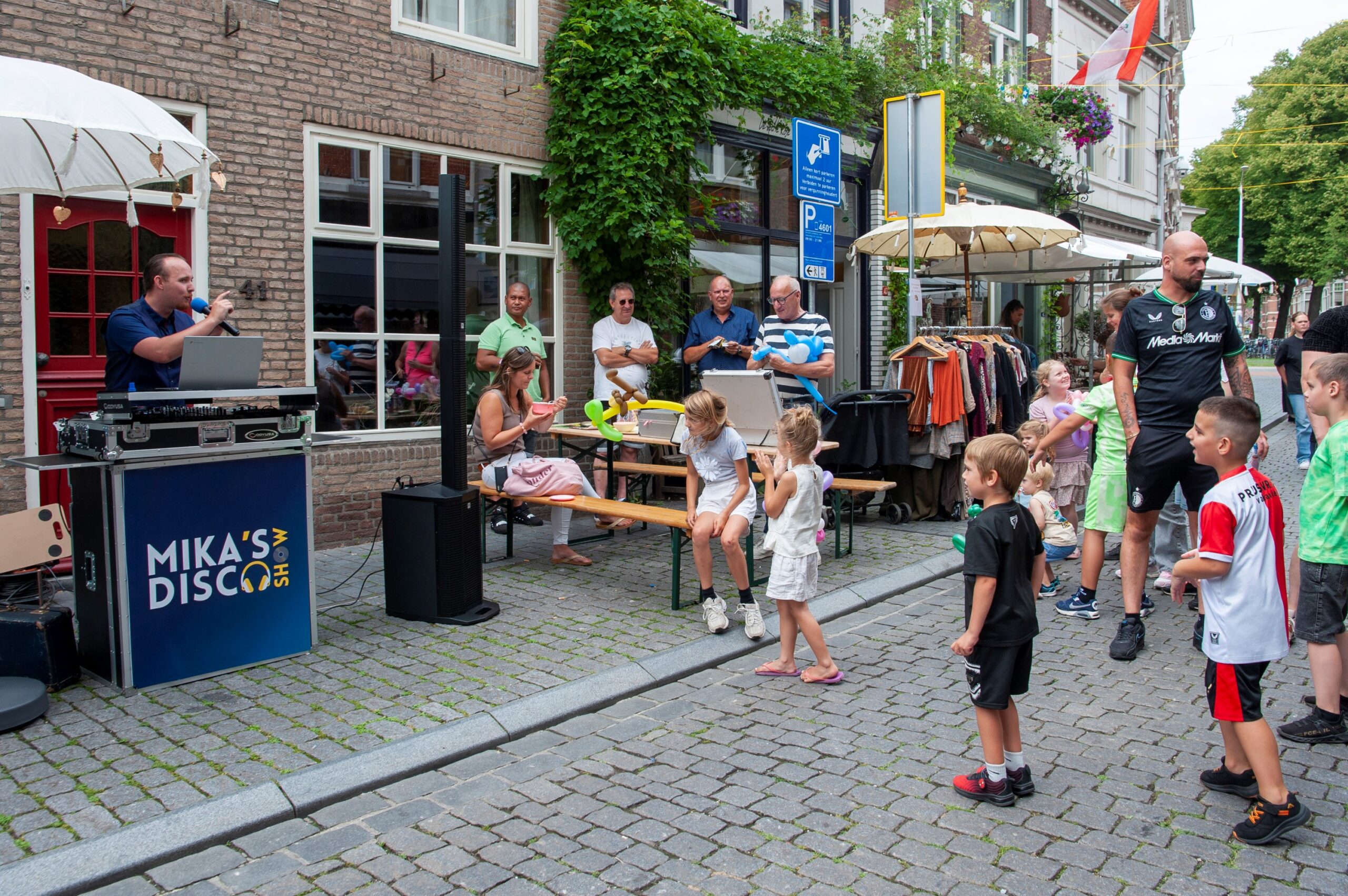 Kinderen dansen tijdens straatfeest - Bergen op Zoom