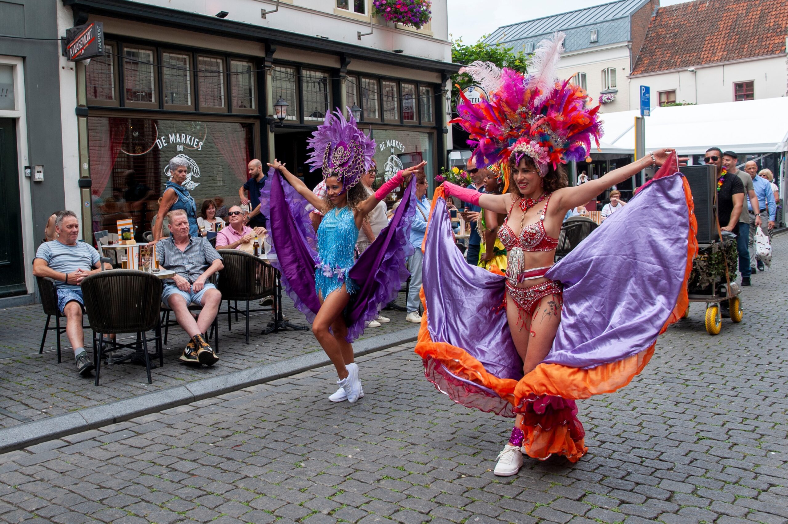 Carnavalsdansers marcheren op straat - Bergen op Zoom