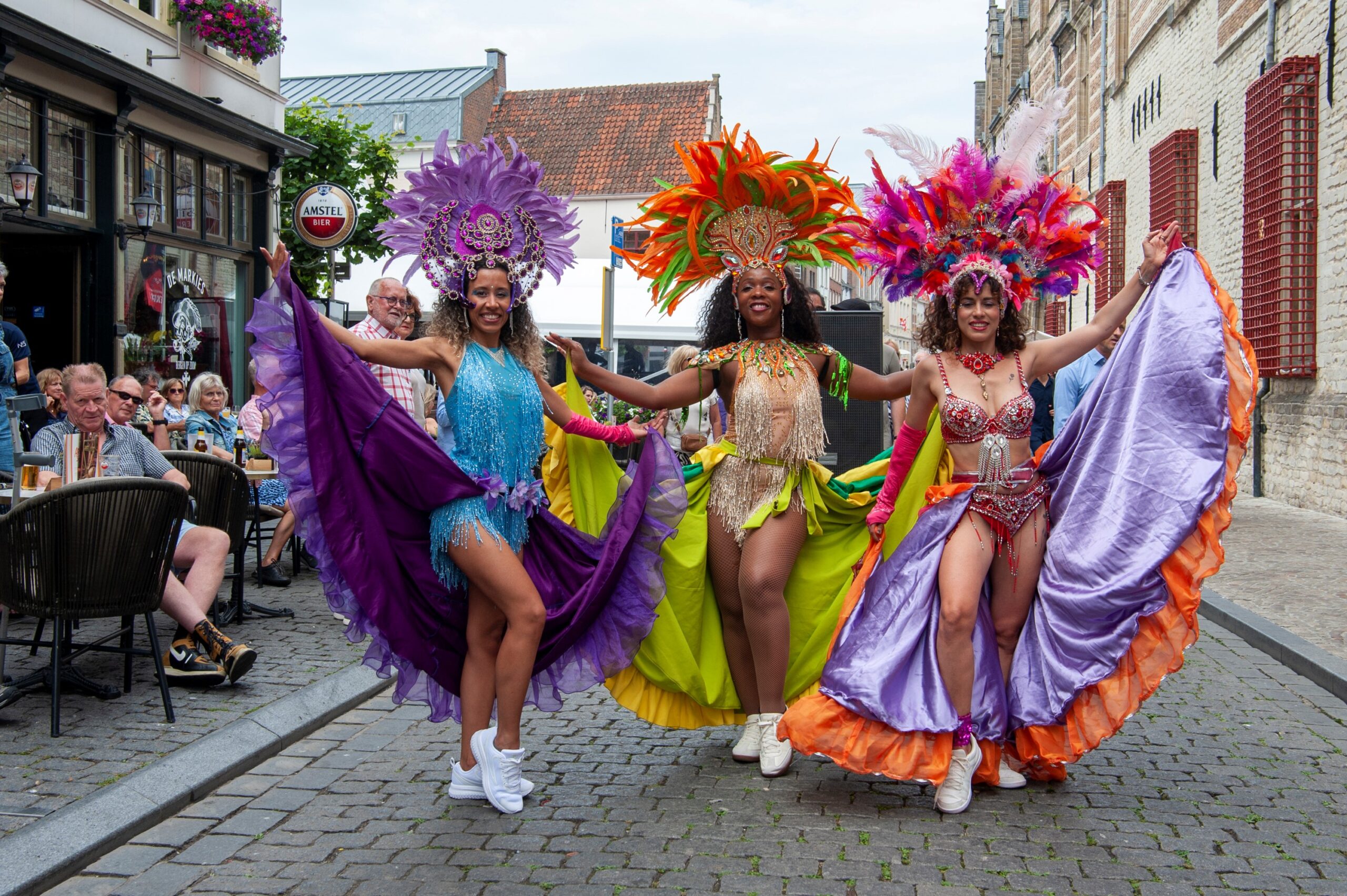 Dansers in kleurrijke kostuums op straat - Bergen op Zoom