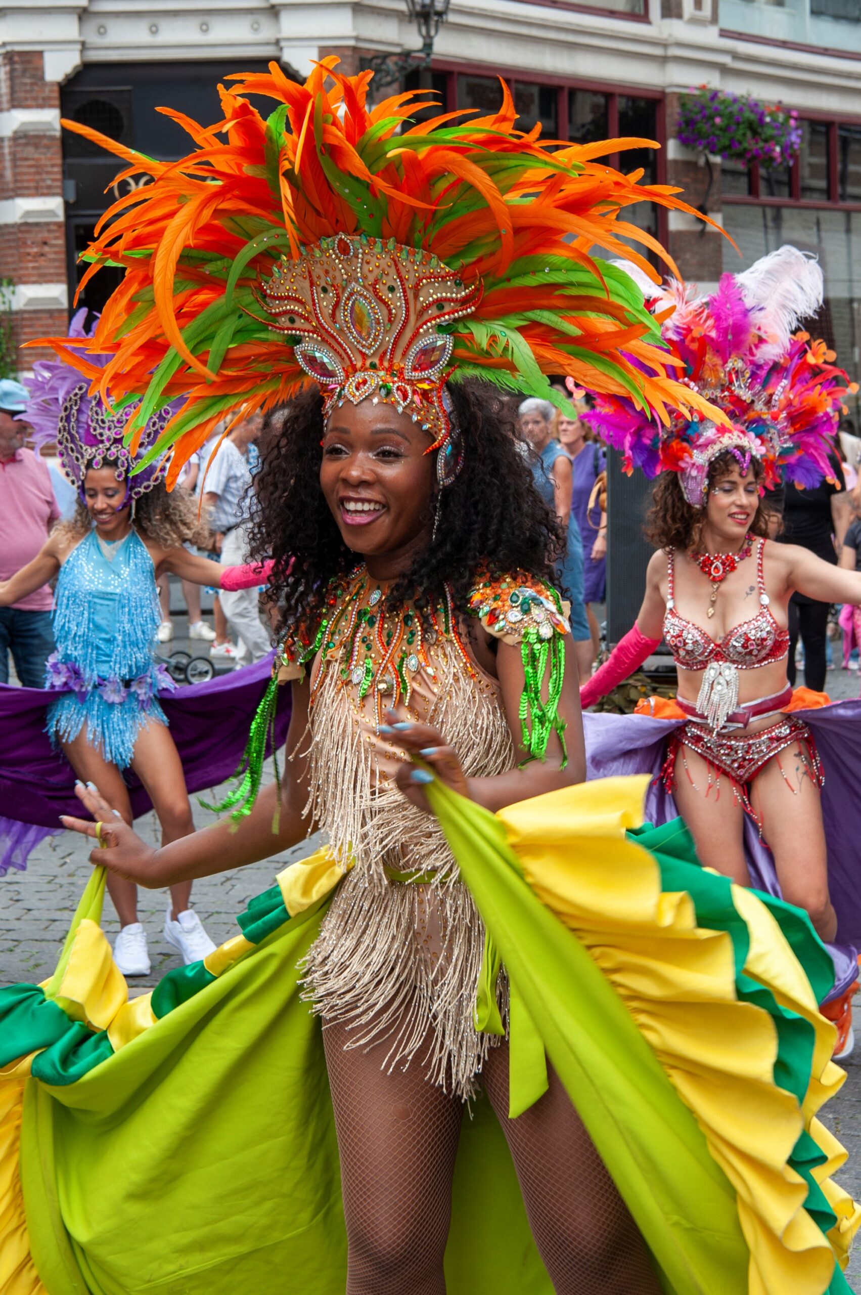 Kleurrijke carnavalsdansers vieren feest - Bergen op Zoom