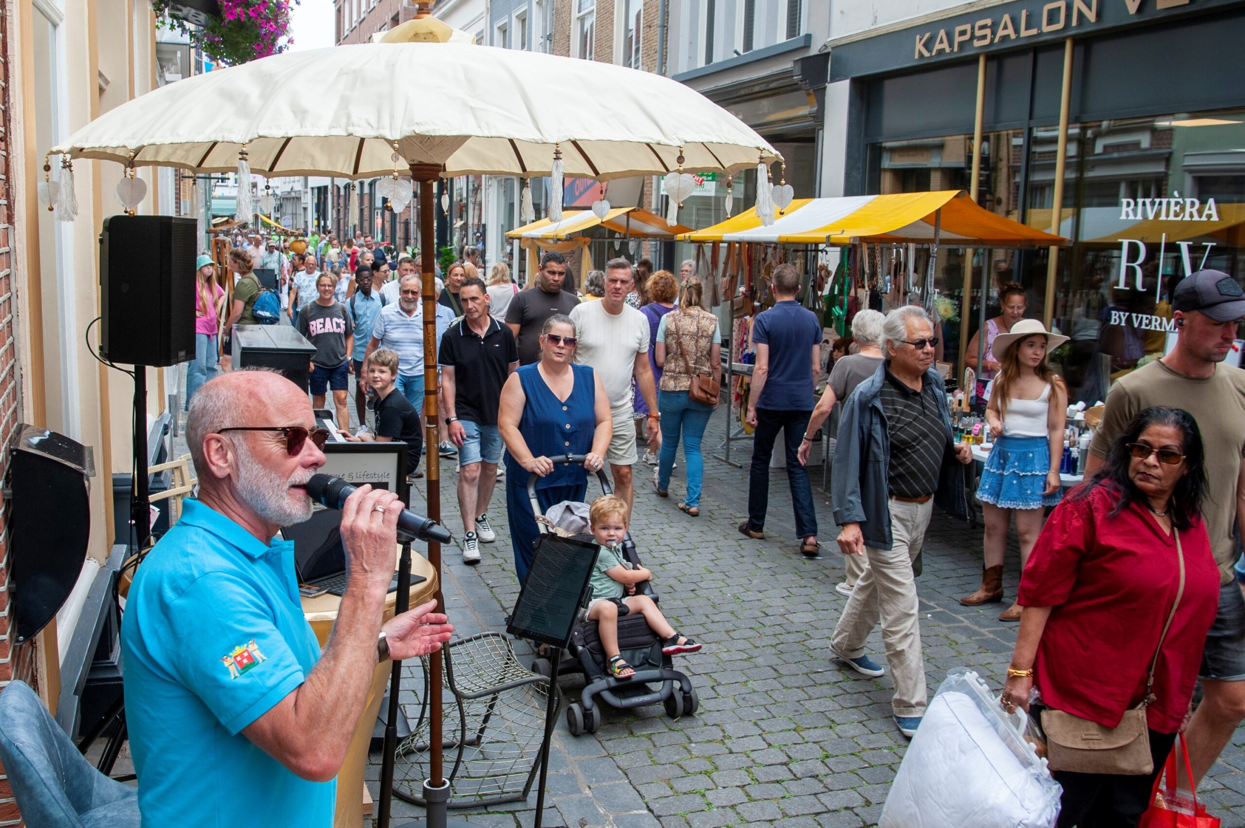 Zonnige dag met straatoptreden en publiek - Bergen op Zoom