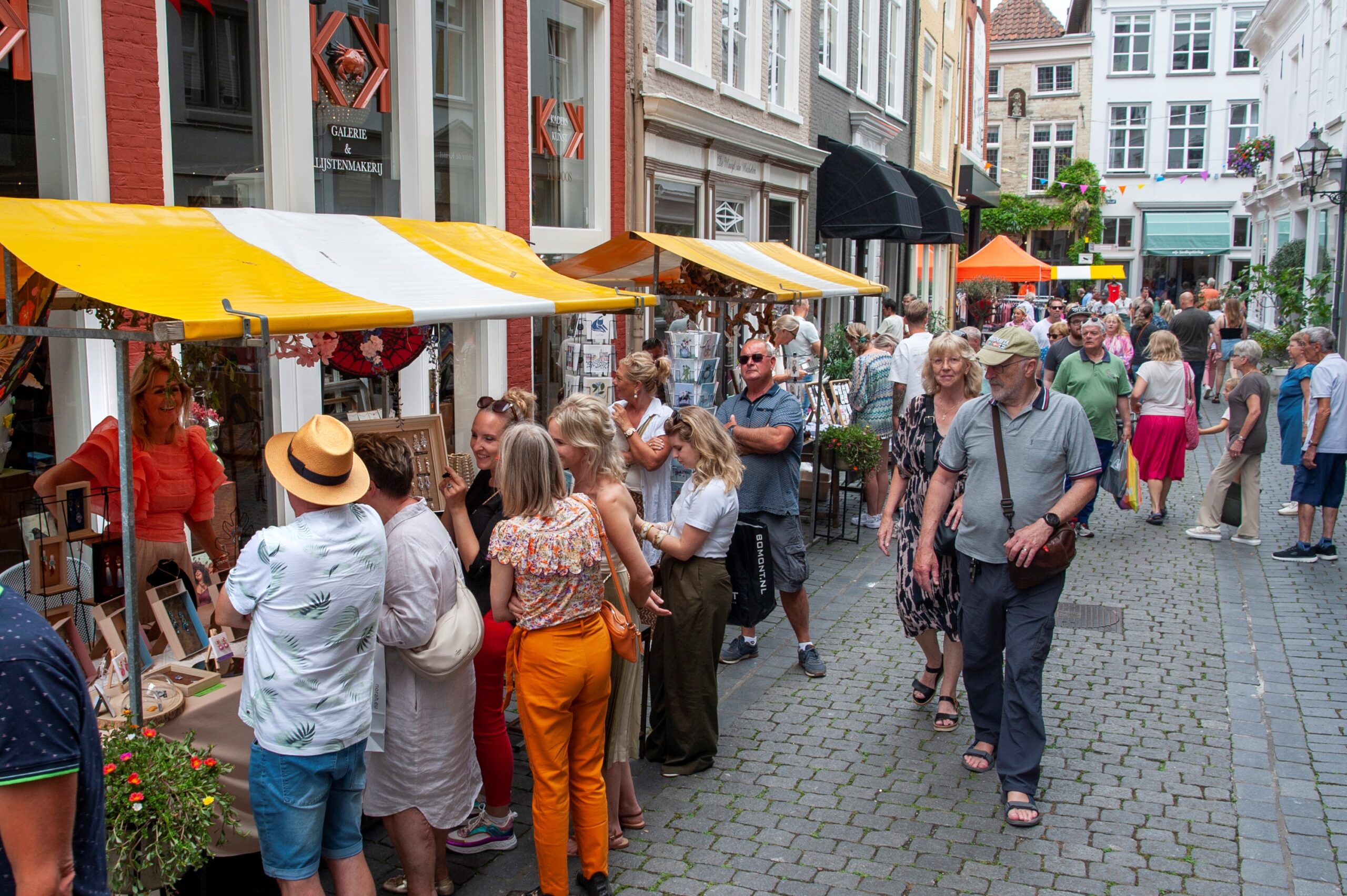 Mensen genieten van een straatmarkt - Bergen op Zoom