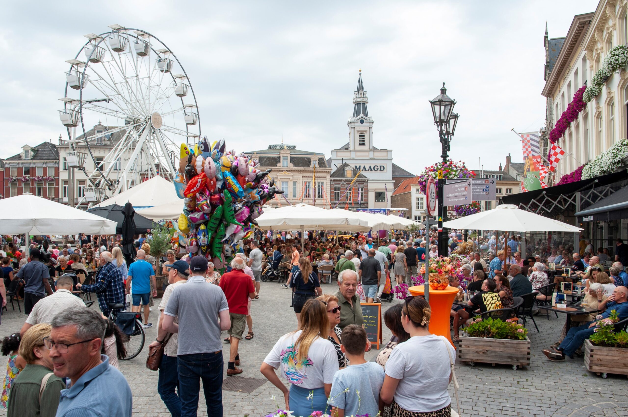 Drukke markt met terras en reuzenrad - Bergen op Zoom