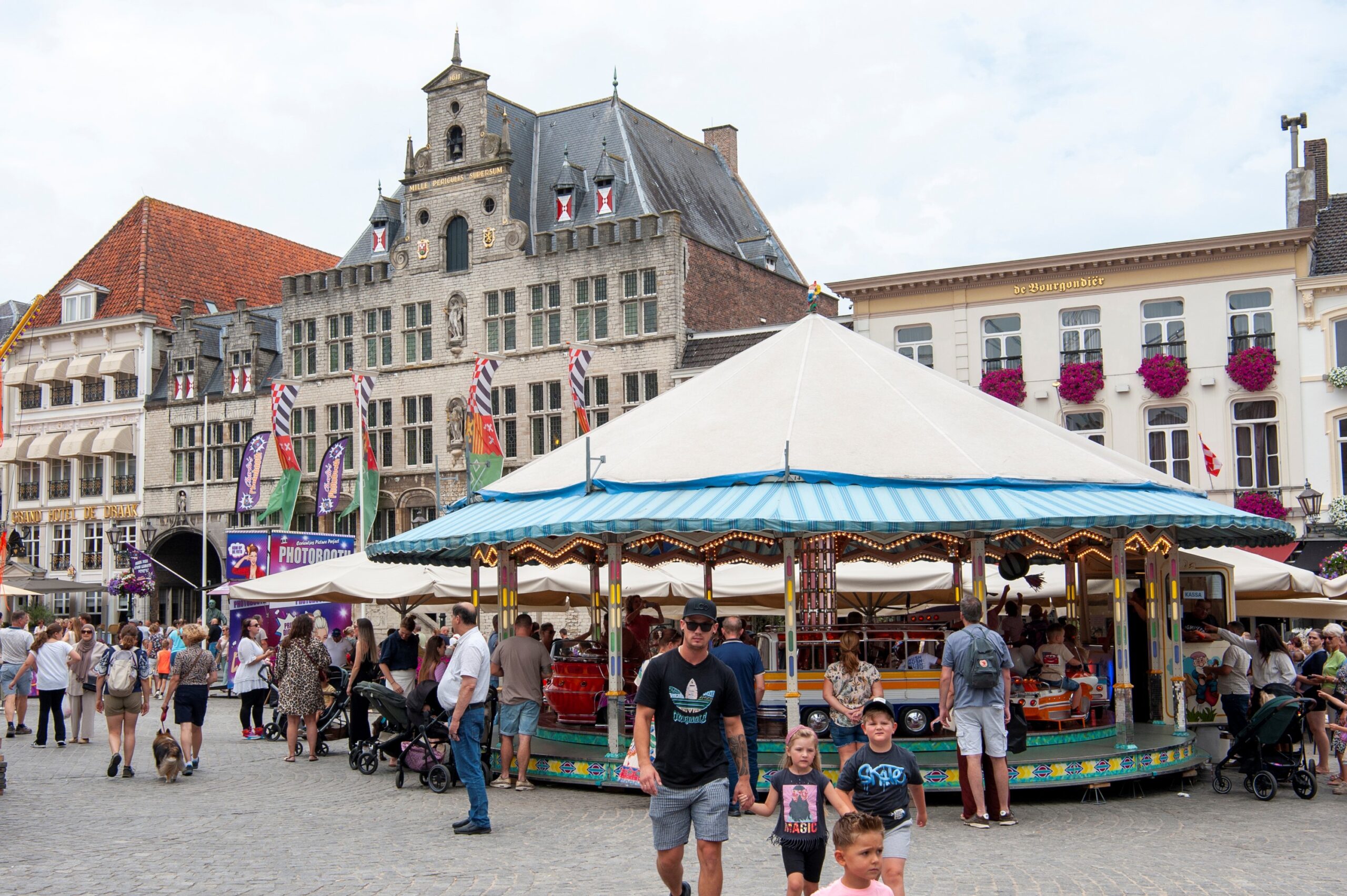 Gezellige kermis op plein met families - Bergen op Zoom