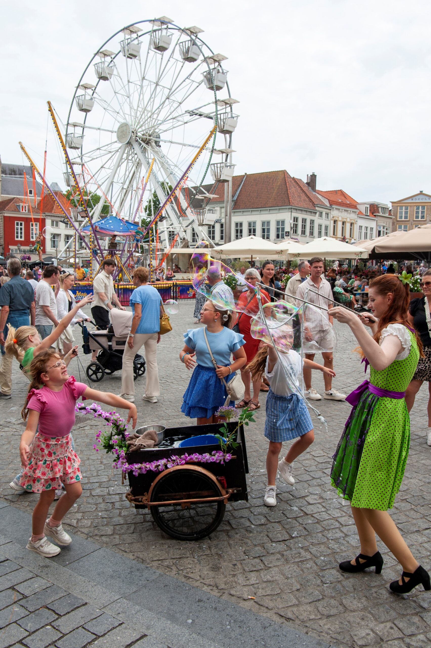 Mensen genieten van een levendige kermisdag - Bergen op Zoom