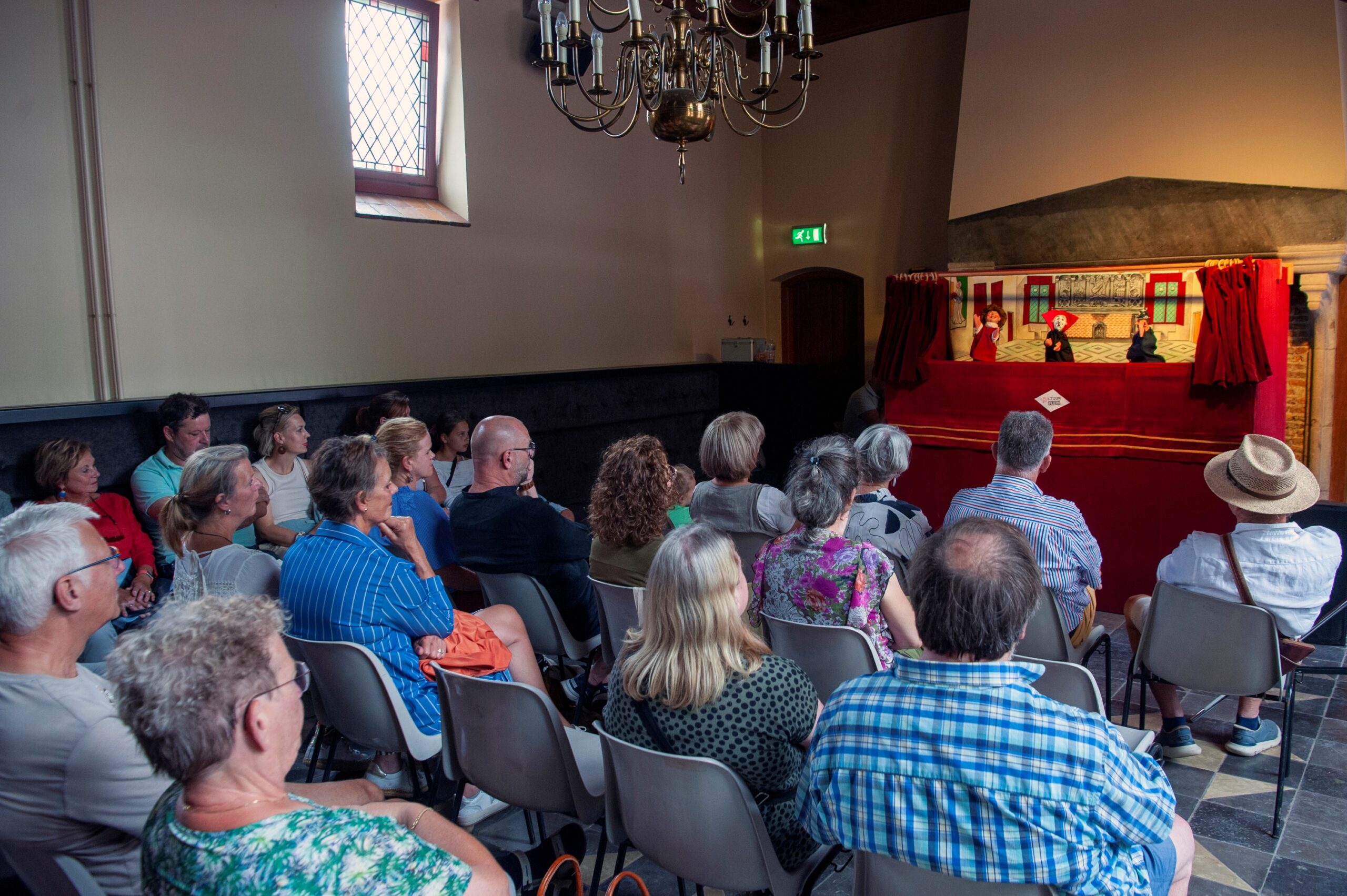 Publiek geniet van een poppenshow optreden - Bergen op Zoom