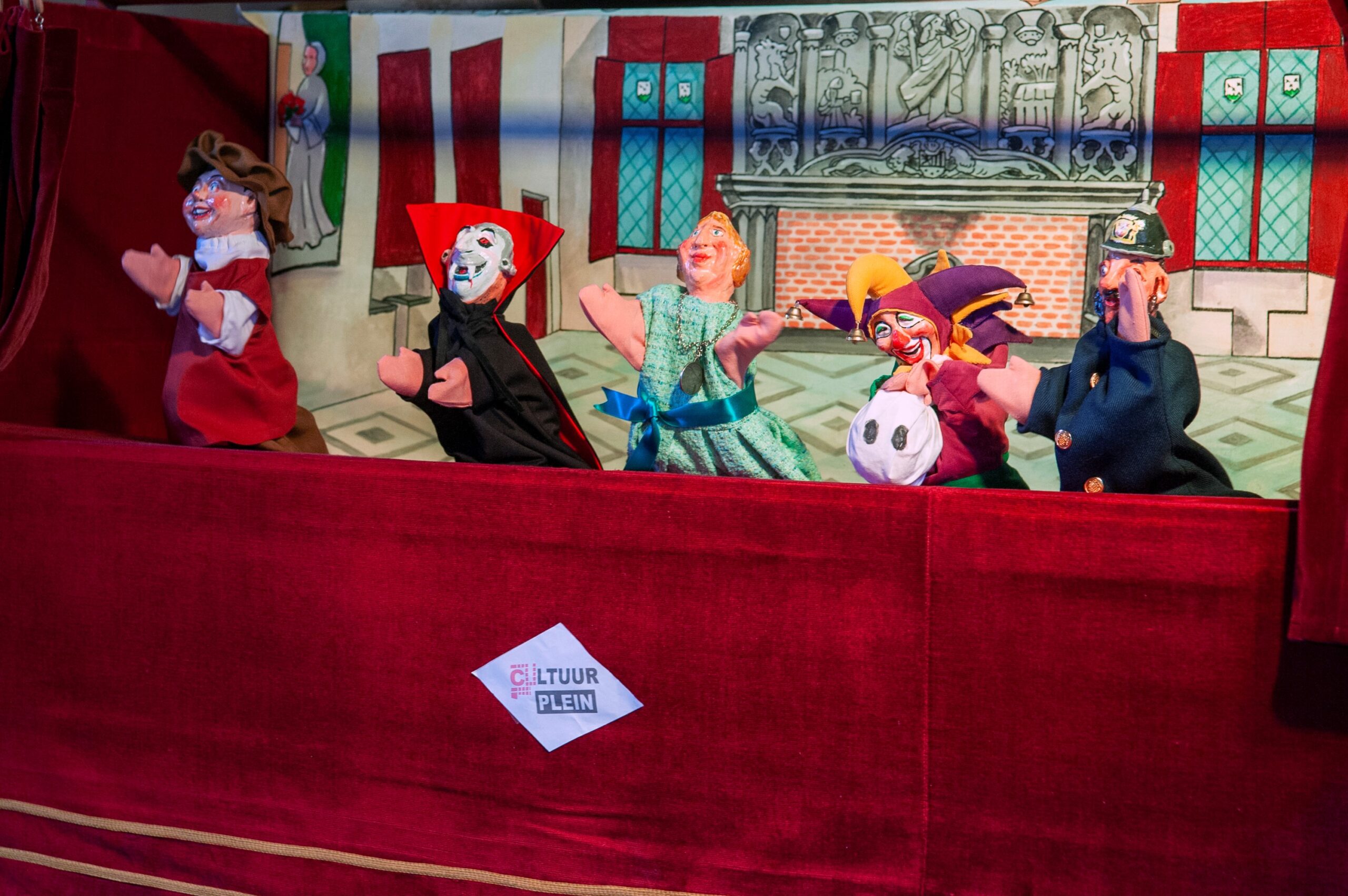 Poppenkastvoorstelling voor kinderen op kleurrijk podium - Bergen op Zoom