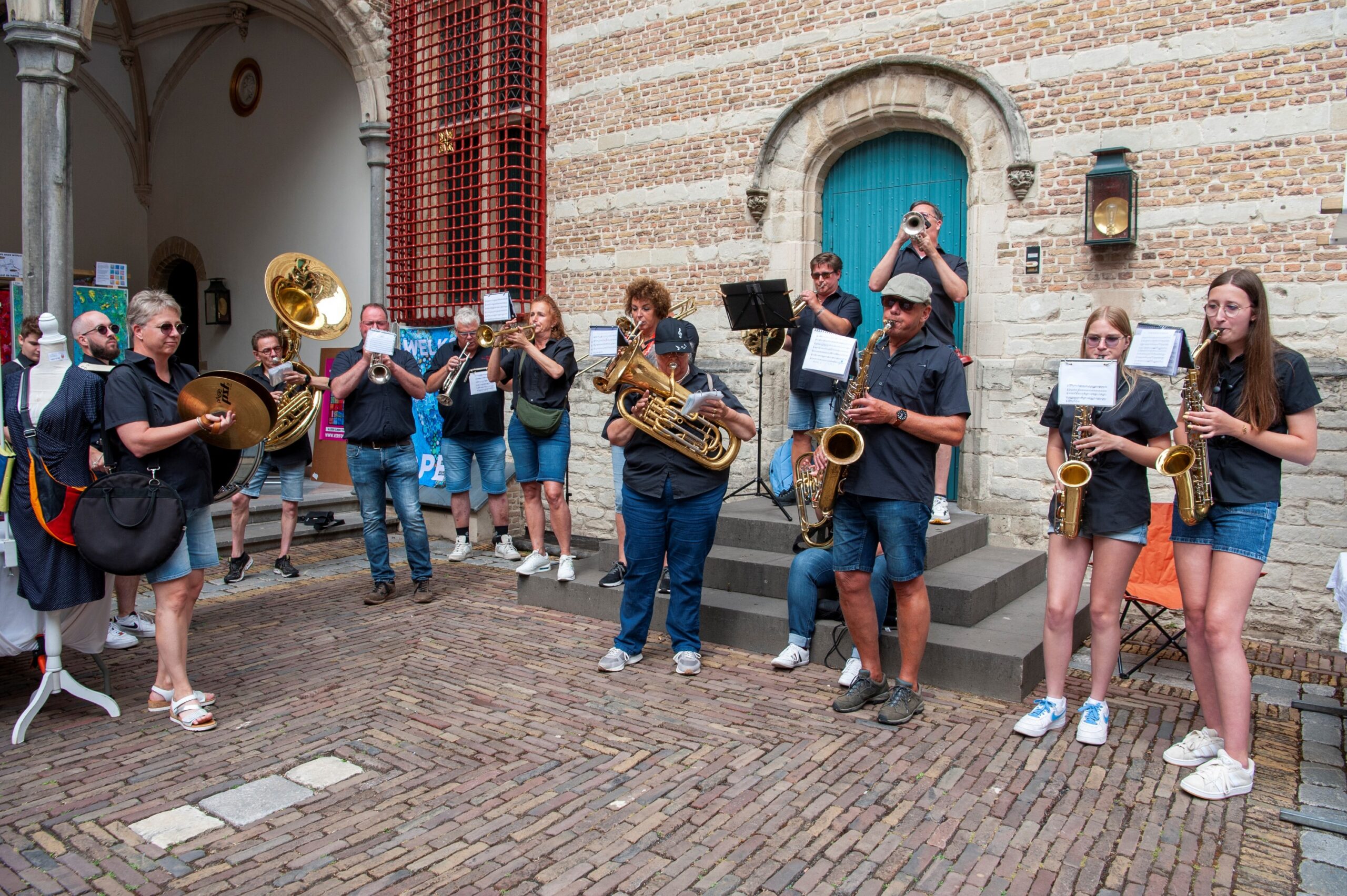 Muziekgroep speelt buiten historische locatie - Bergen op Zoom