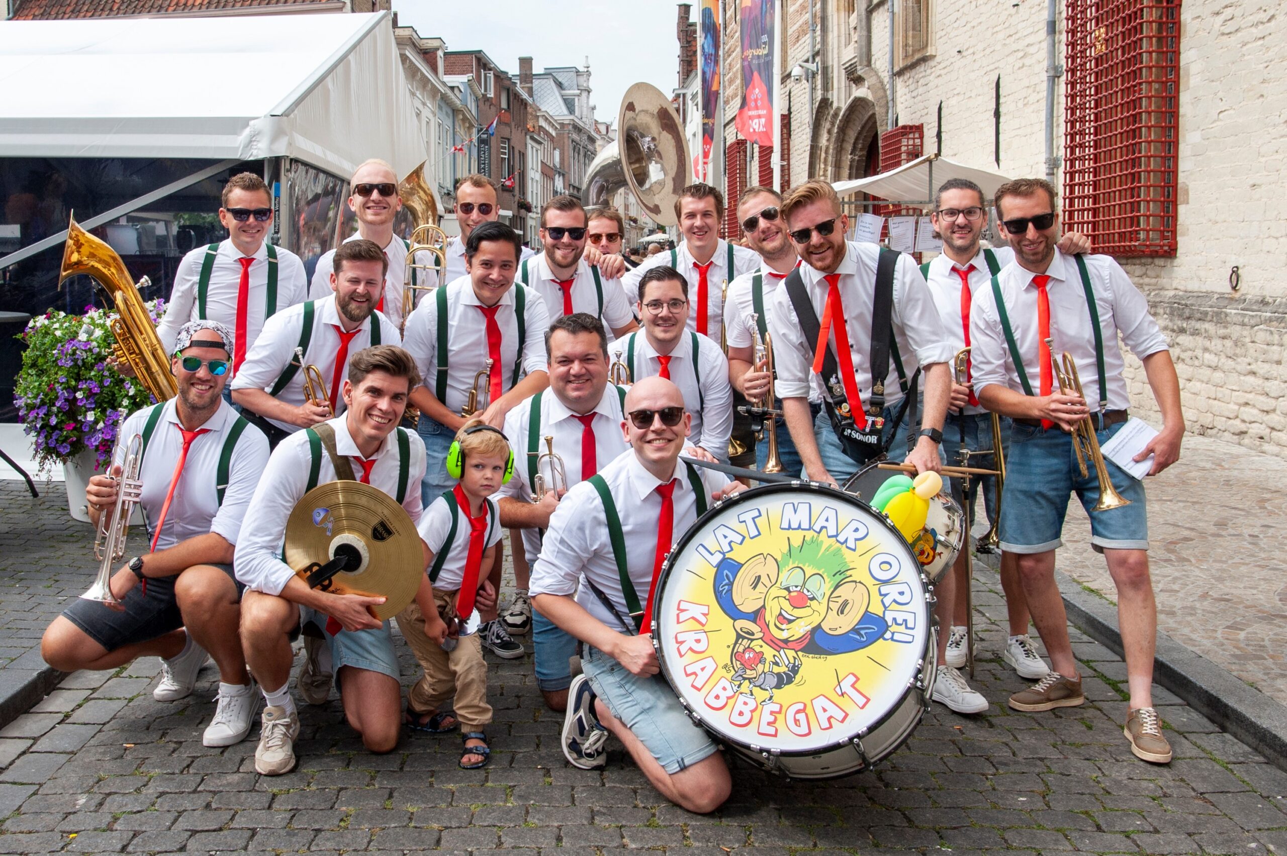Muziekgroep poseert vrolijk op straat - Bergen op Zoom