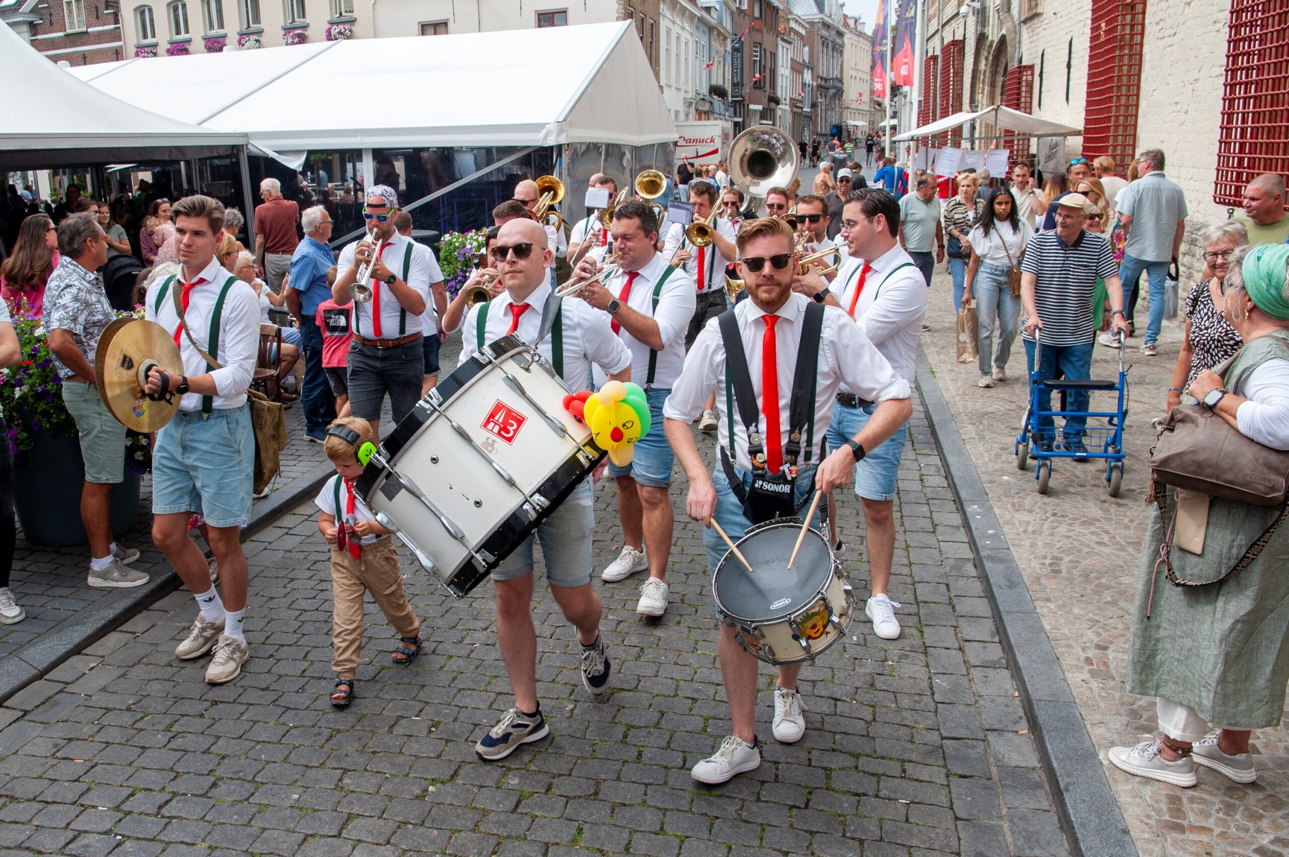 Muziekkorps marcherende in een levendige parade - Bergen op Zoom