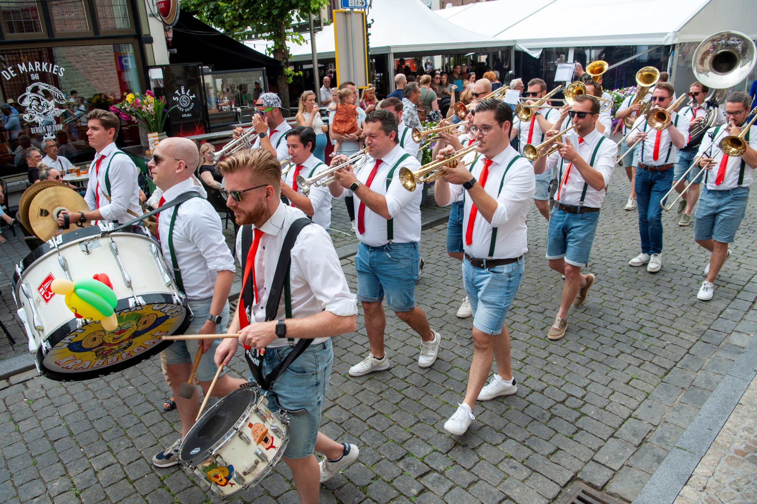 Fanfare parade door straten - Bergen op Zoom