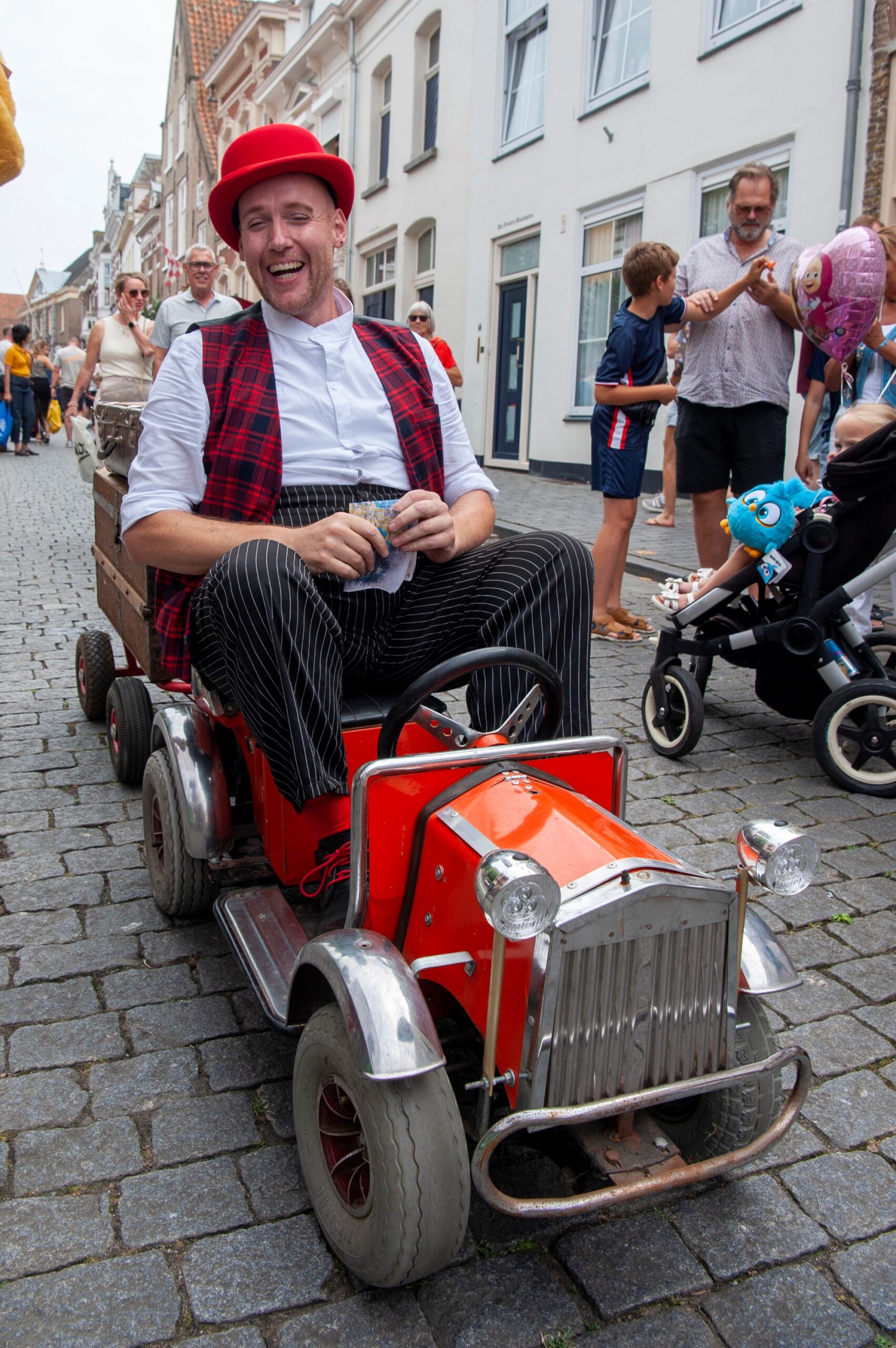 Clown in vintage auto vermaken voorbijgangers - Bergen op Zoom