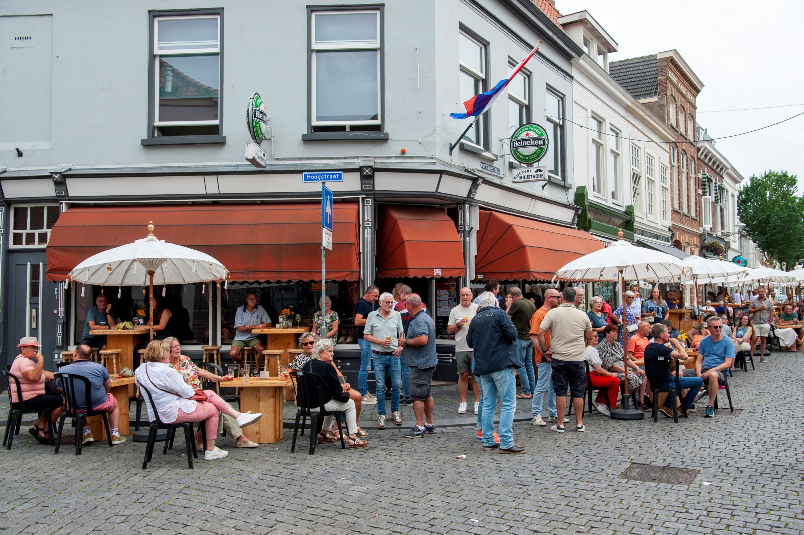 Terras met mensen op zonnige dag - Bergen op Zoom