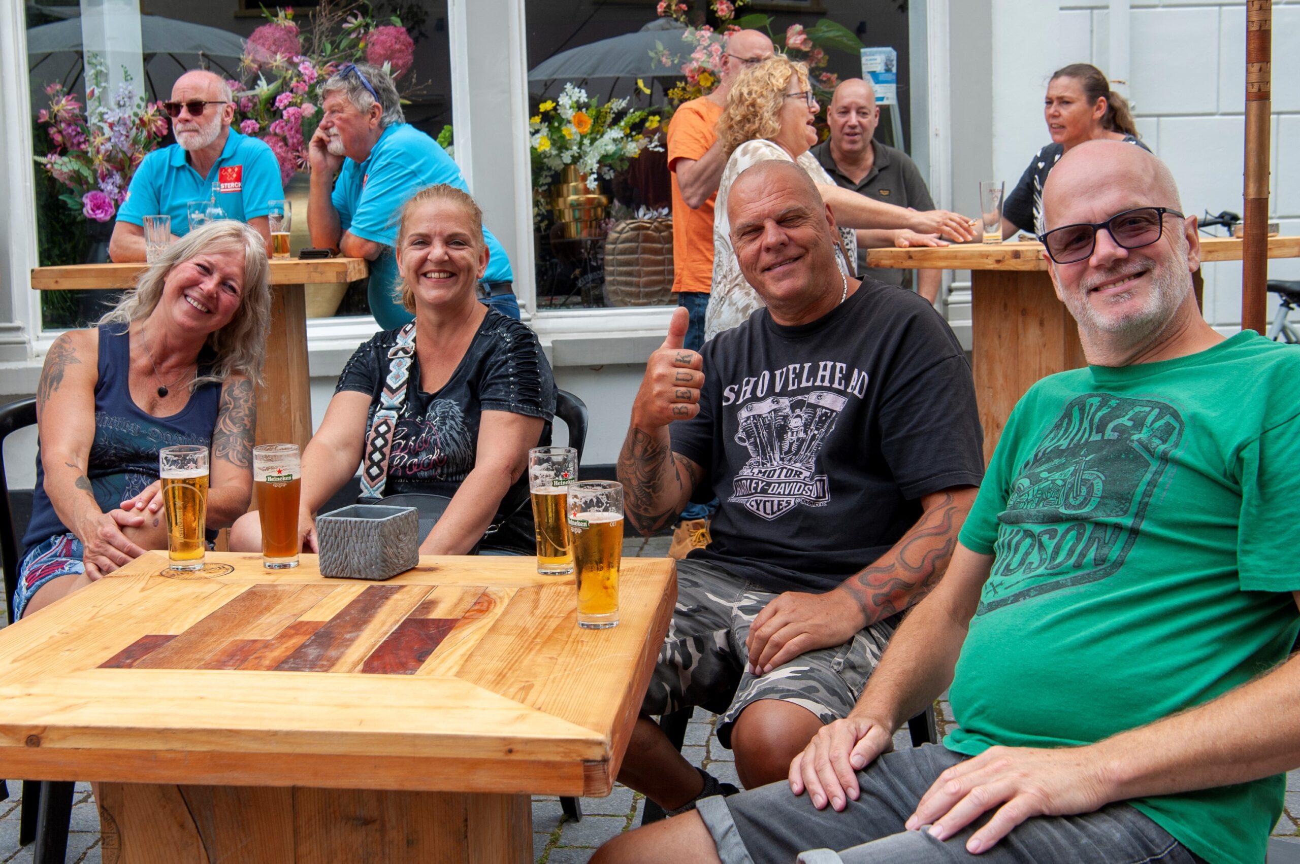 Mensen genieten van drankjes op terras - Bergen op Zoom