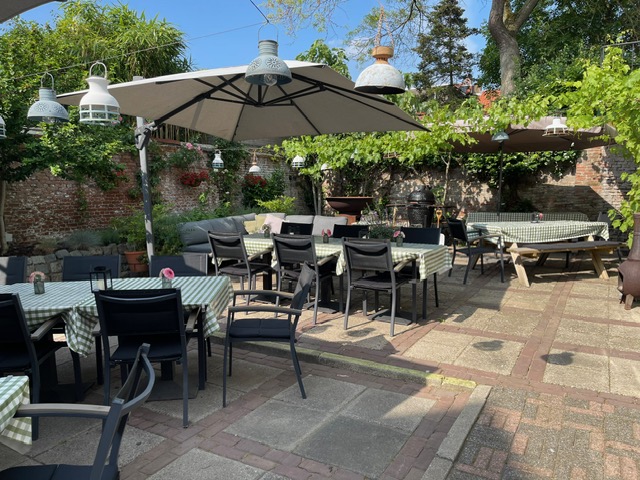 Buitenrestaurant met parasols en tafels - Bergen op Zoom