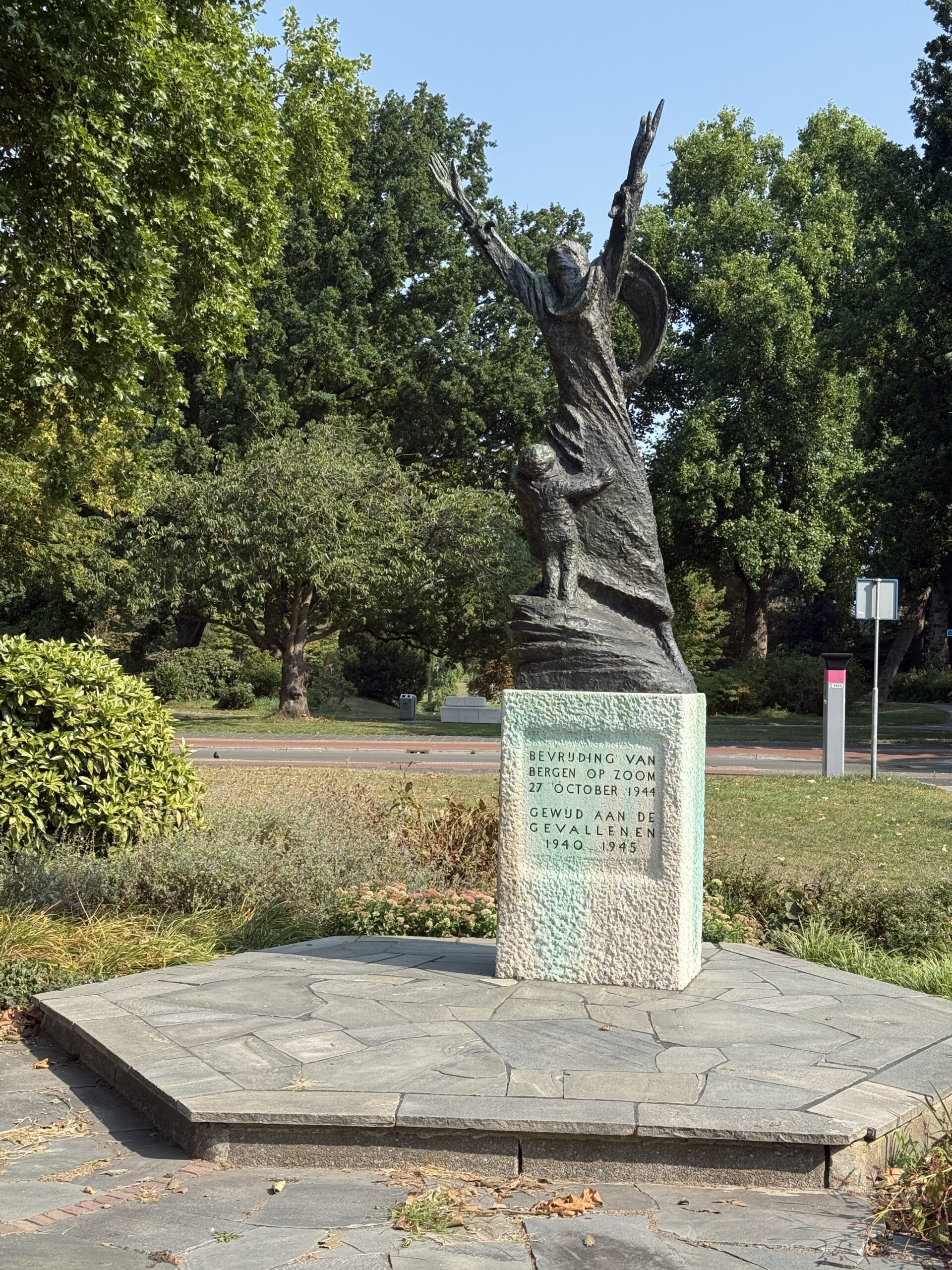 Bevrijdingsmonument met bomen op zonnige dag - Bergen op Zoom