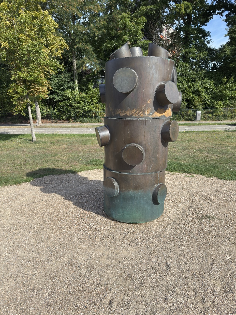 Bronzen sculptuur op grindpad in het park - Bergen op Zoom