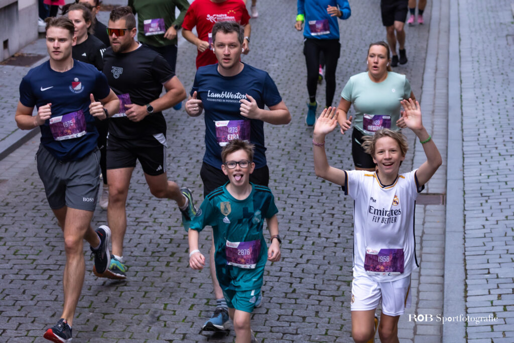 Mensen rennen tijdens straatrace evenement - Bergen op Zoom