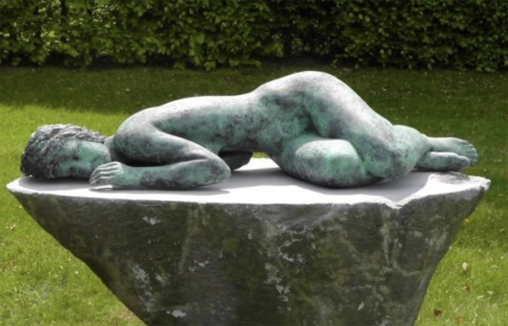 Liggend bronzen beeld op stenen sokkel - Bergen op Zoom
