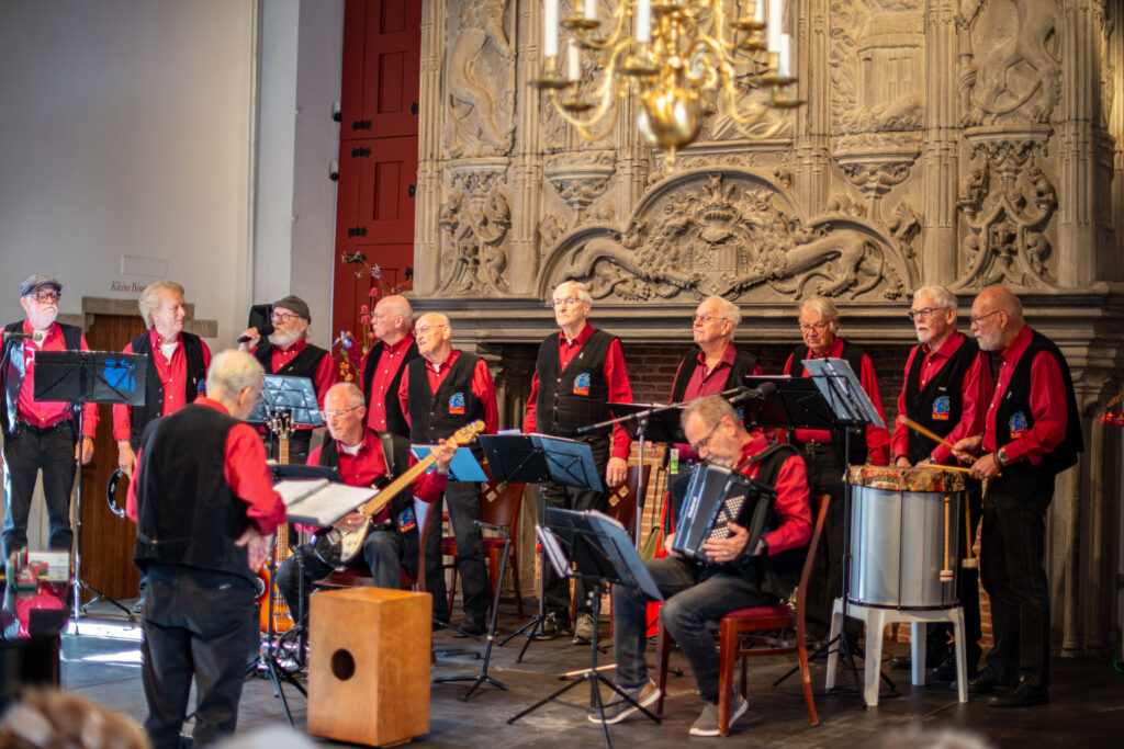 Muzikanten voeren op in een historische kerk - Bergen op Zoom