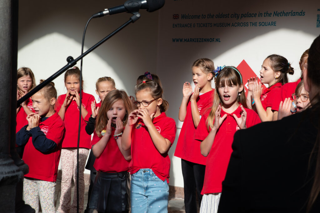 Kinderen zingen enthousiast tijdens uitvoering - Bergen op Zoom