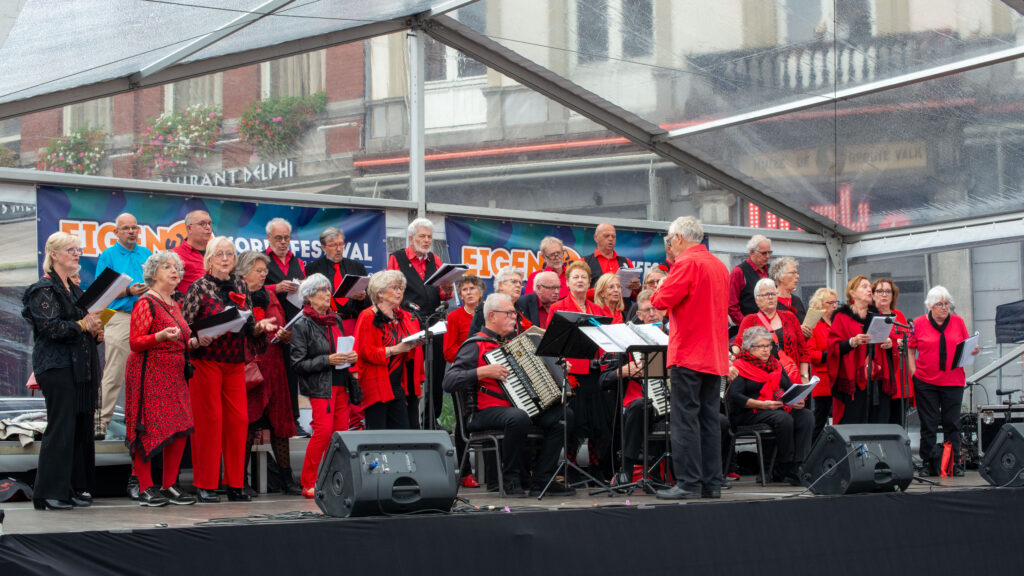 Koorgroep zingt op podium tijdens festival - Bergen op Zoom