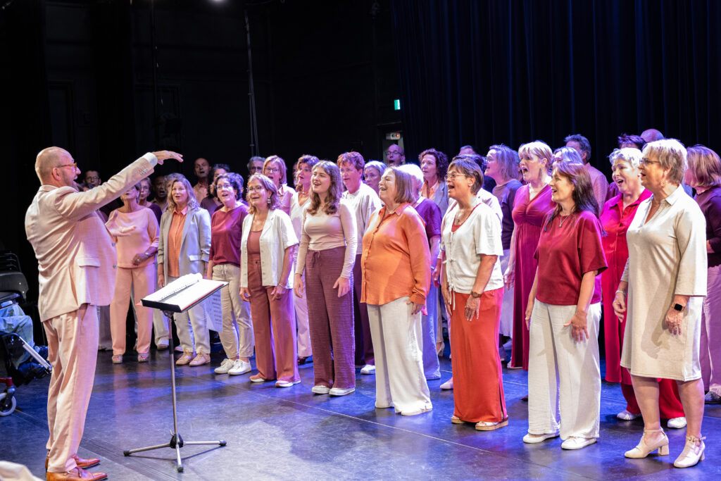 Dirigent leidt enthousiast dameskoor in harmonie - Bergen op Zoom