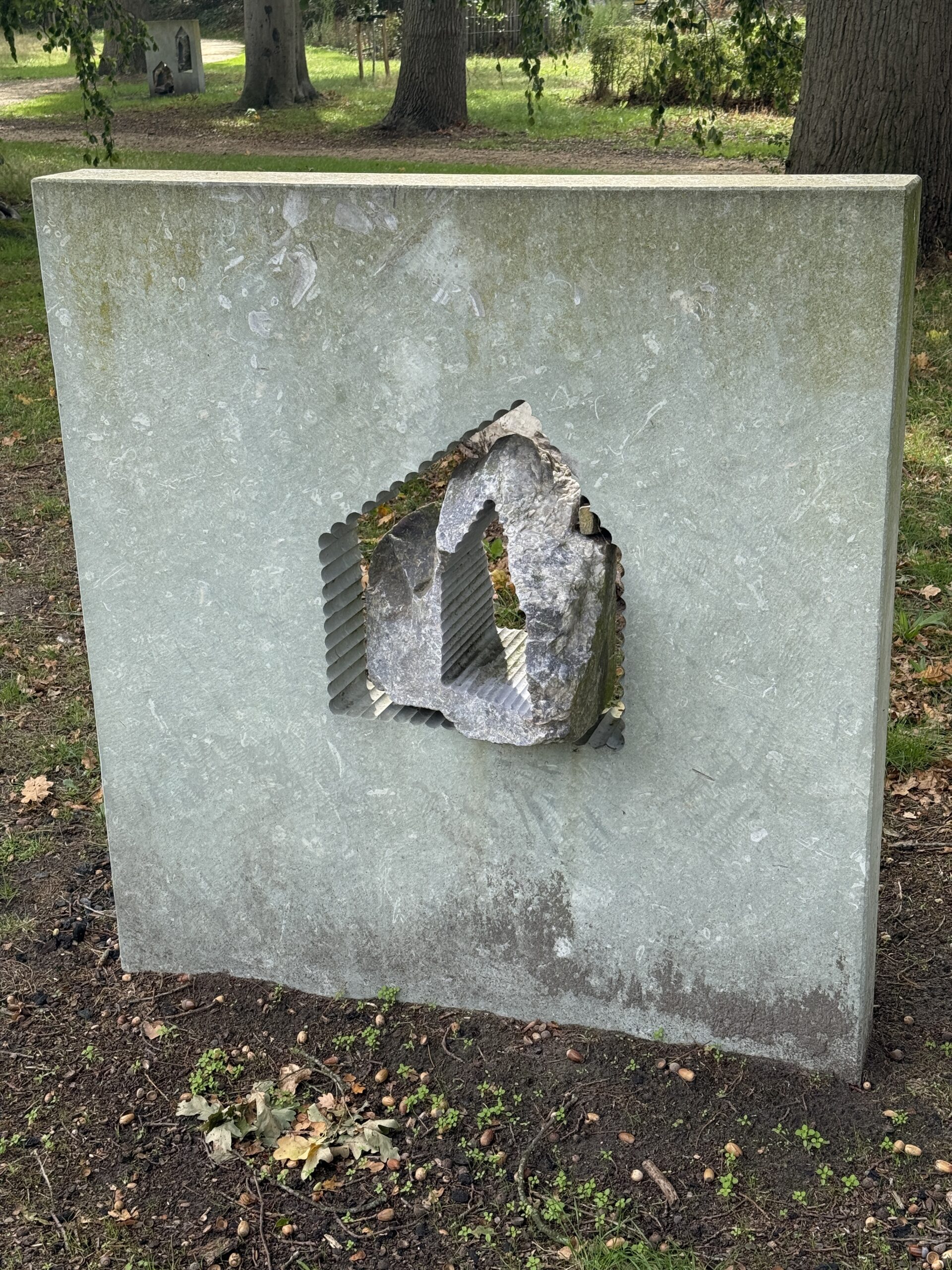 Stenen monument in een groene omgeving - Bergen op Zoom