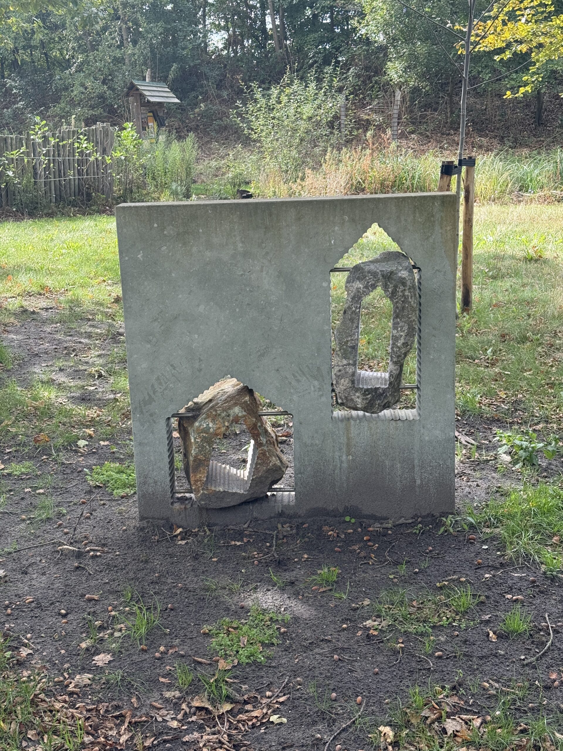 Betonnen sculptuur in een groene omgeving - Bergen op Zoom