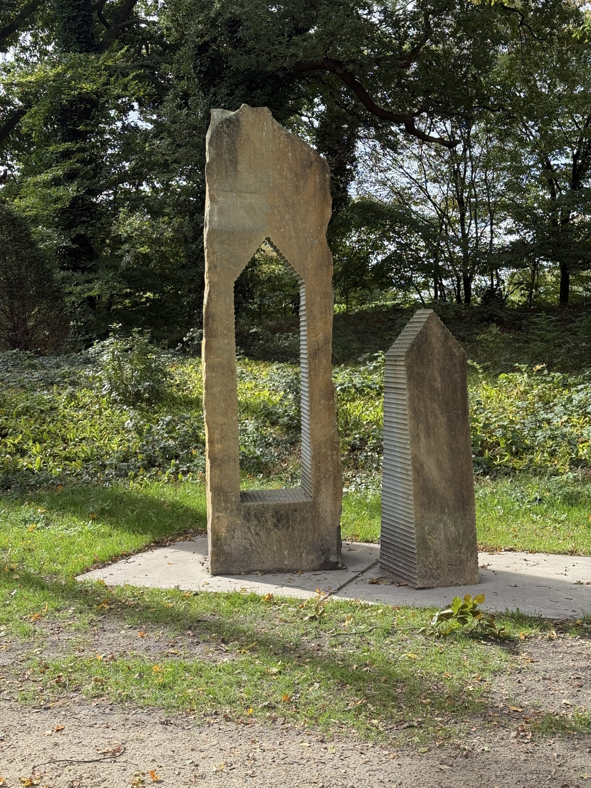 Moderne stenen sculptuur in groene omgeving - Bergen op Zoom