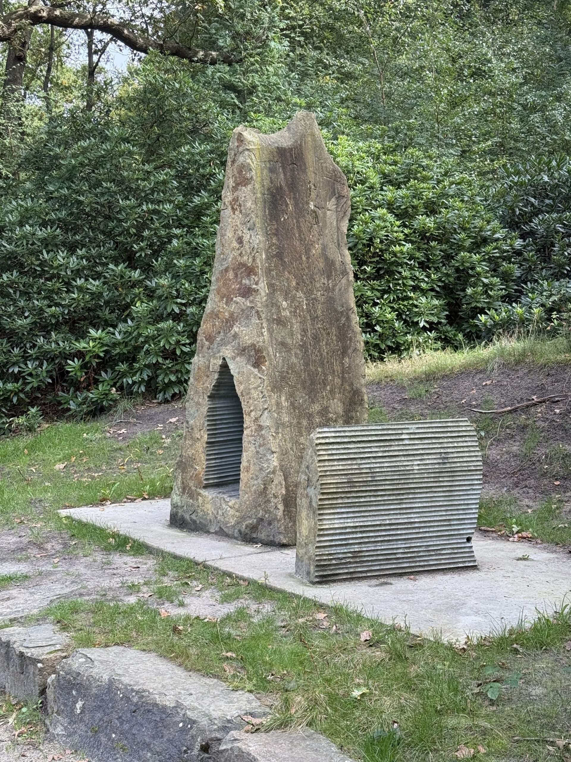 Stenen beeldhouwwerk in een groen park - Bergen op Zoom