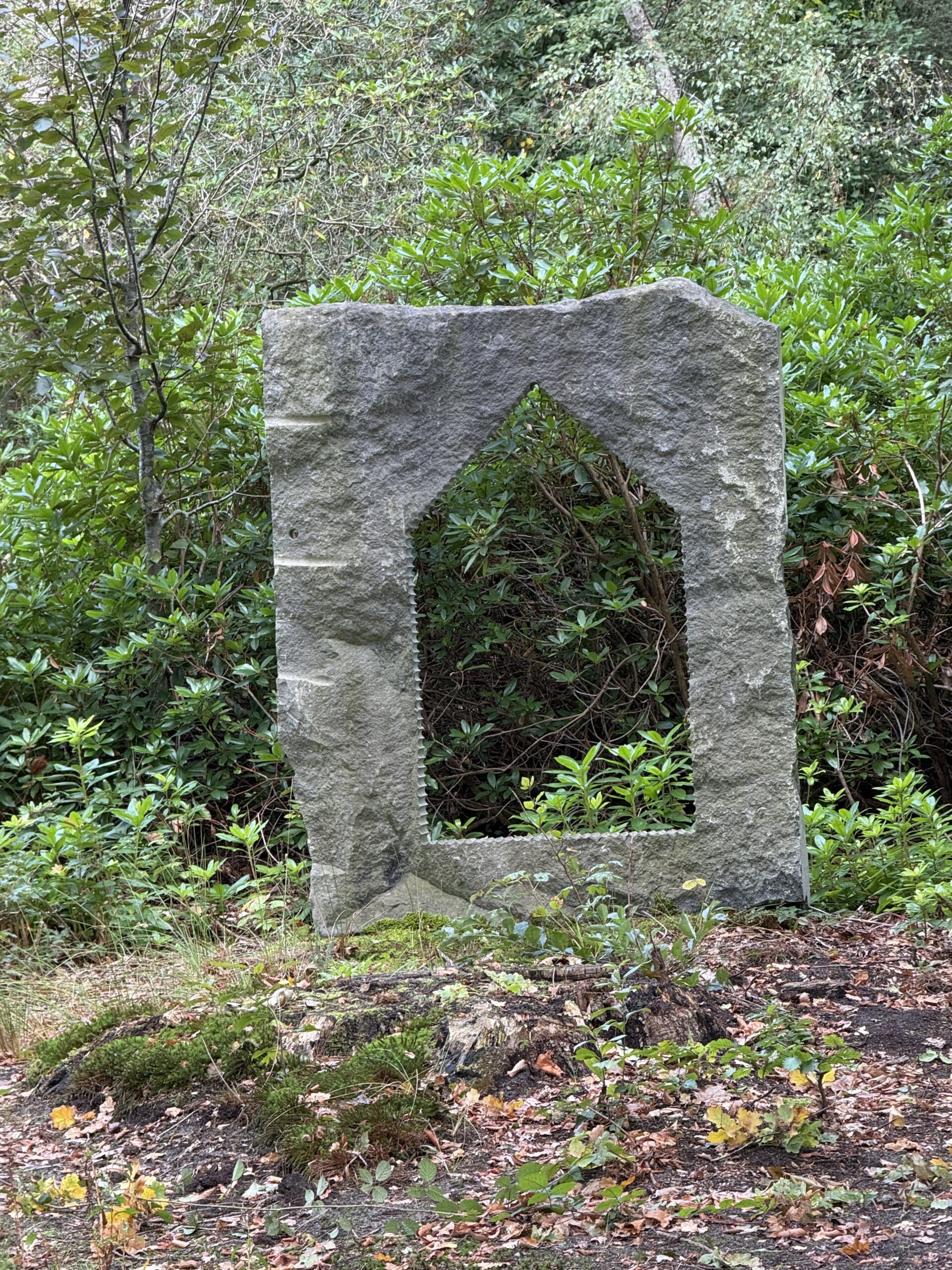 Stenen poort in groene natuur - Bergen op Zoom